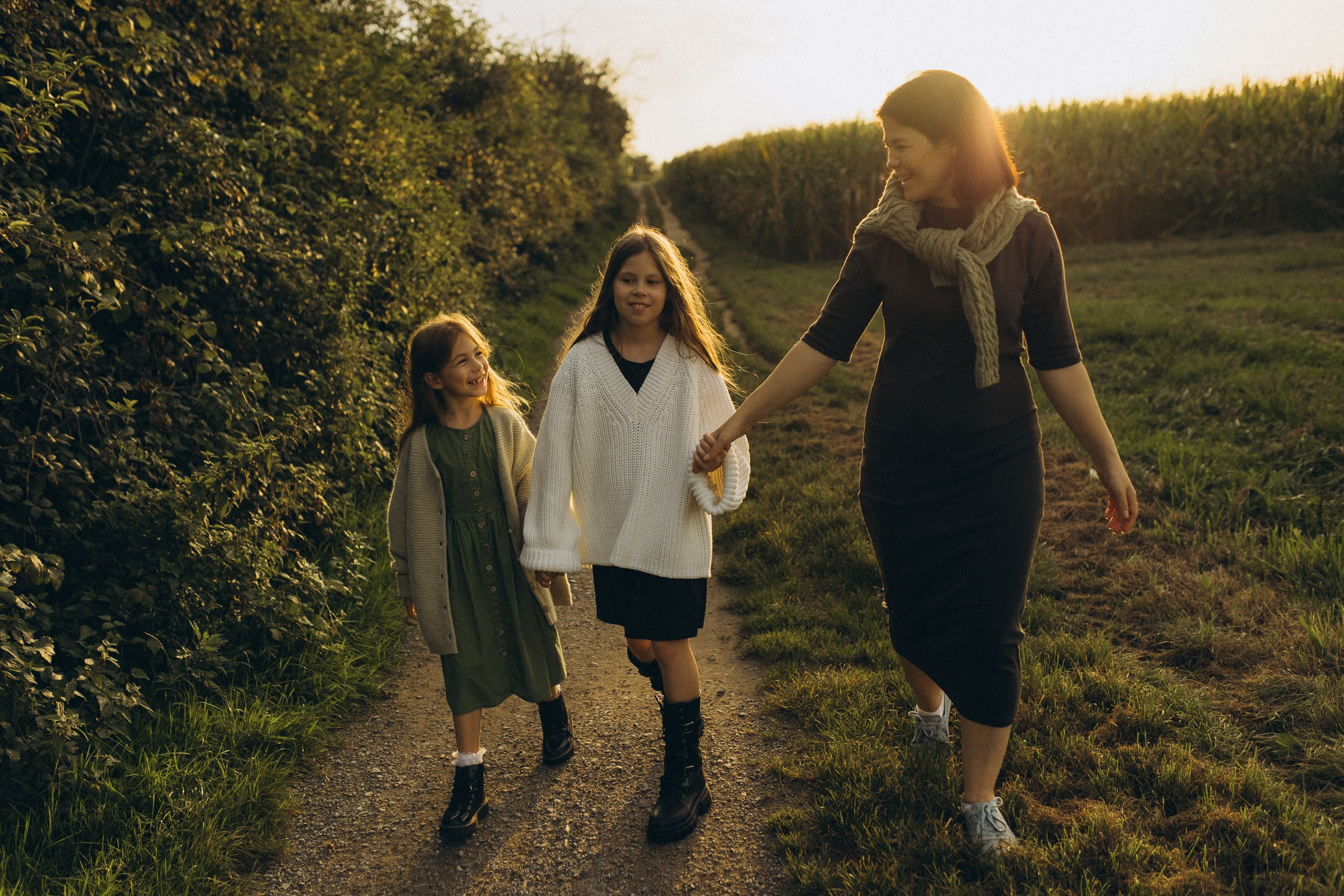 Mama und ihre zwei bezaubernden Töchter in einer familiären Fotosession. Familien & Hochzeitfotografin Nadja Holzmann