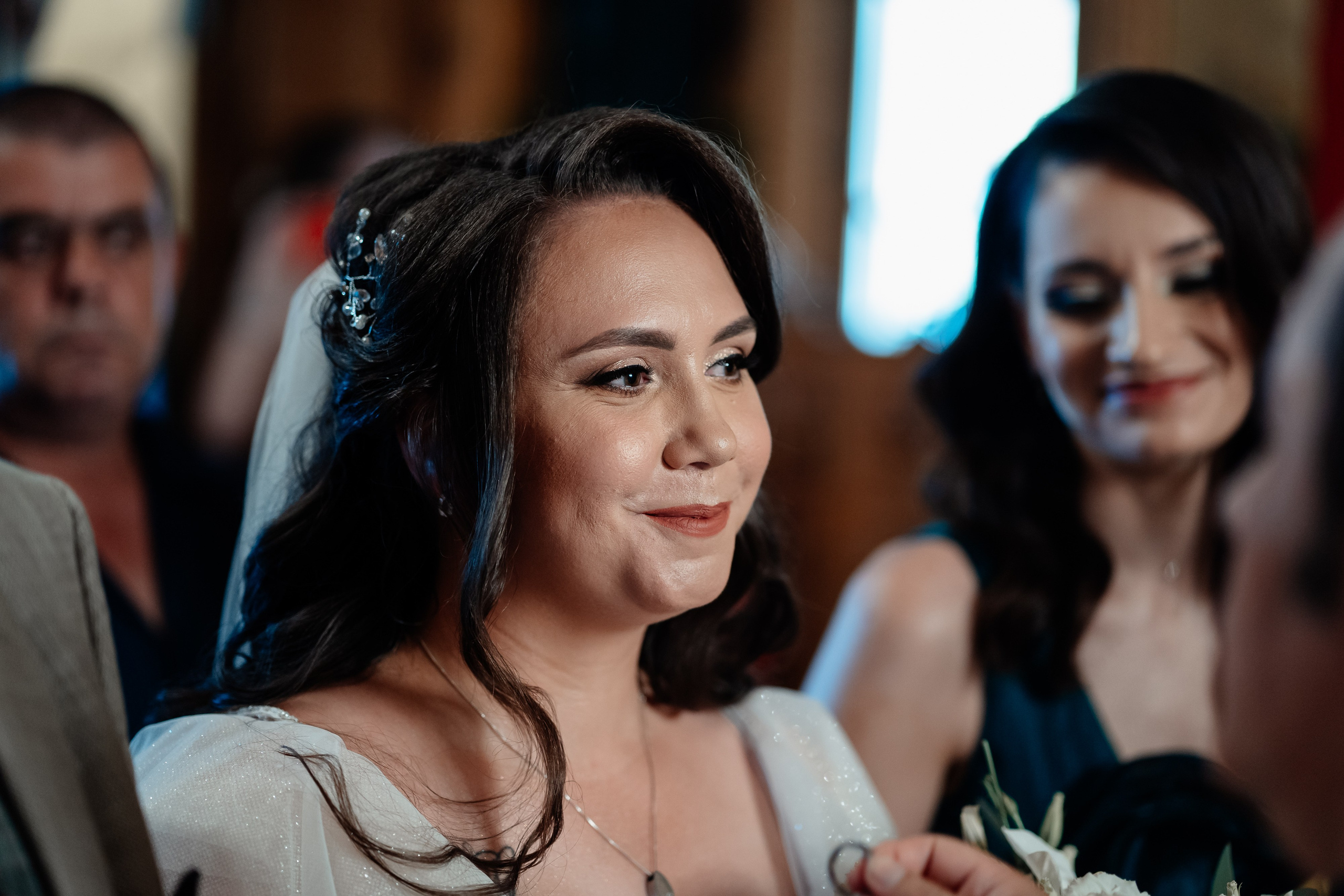 Moment emoționant între miri în ziua nunții, surprins într-un cadru natural și romantic, la Daimon Events. Fotografie de nuntă profesională, editată artistic pentru a evidenția emoția și eleganța evenimentului.