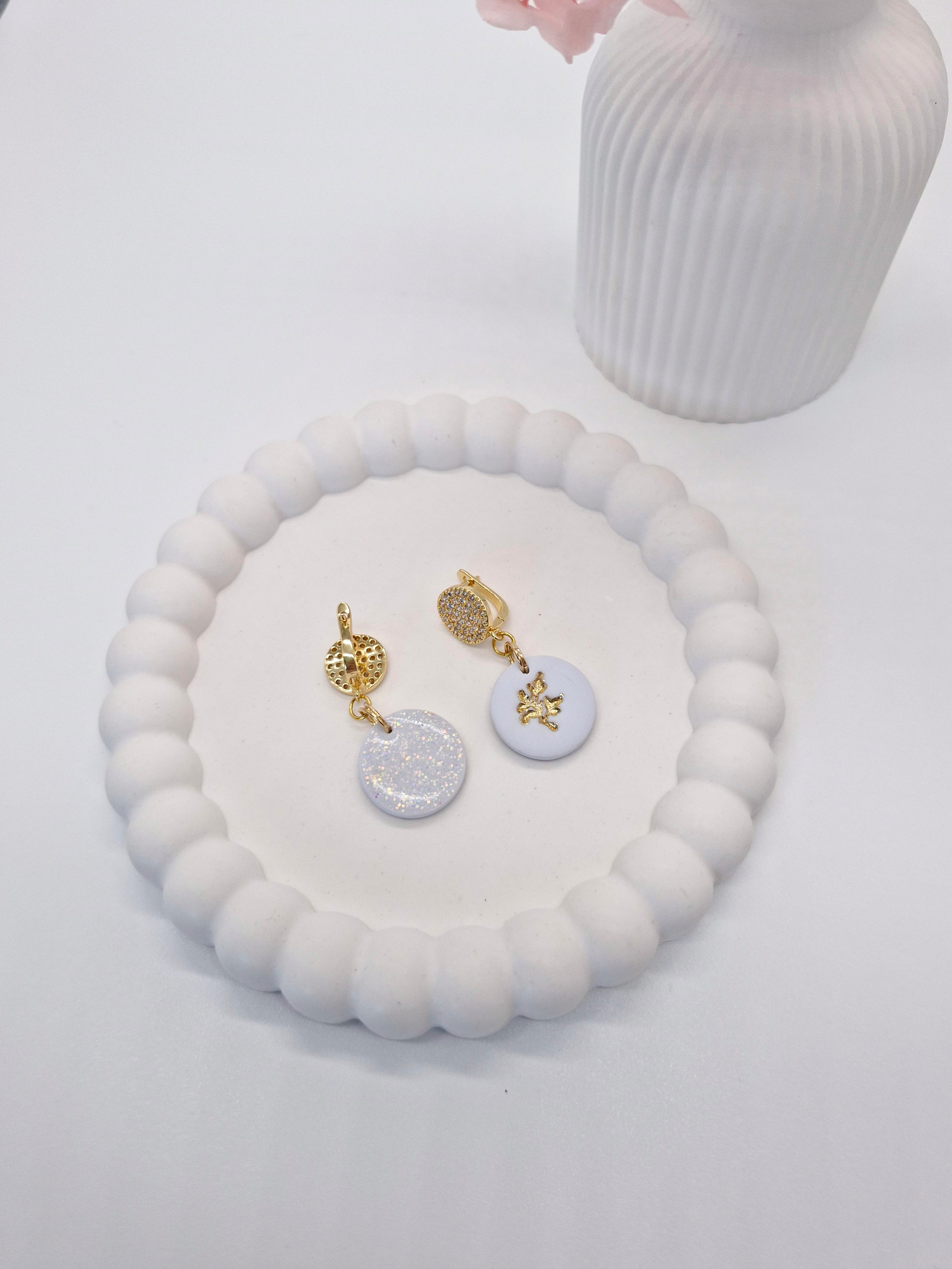 Украшения ручной лепки из полимерной глины с покрытием смолой: серьги, миниатюрные броши и арт-объекты с глянцевым блеском. Уникальные украшения Oksana Paul создаются вручную, с эффектом стеклянной поверхности, объёмными деталями и художественной подачей. Полимерная глина, смола, 3D-лепка, украшения из полимерной глины, серьги ручной работы, аксессуары ручной работы. Handgemachter Schmuck aus Polymer Clay mit Harzüberzug: Ohrringe, Miniaturbroschen und glänzende Kunstobjekte mit 3D-Effekt. Einzigartiger Schmuck von Oksana Paul – handgefertigt, mit gläserner Oberfläche, feinen Details und künstlerischem Ausdruck. Polymer Clay Schmuck, Harz Finish, handgemachte Ohrringe, Schmuckdesign, Kunstschmuck.