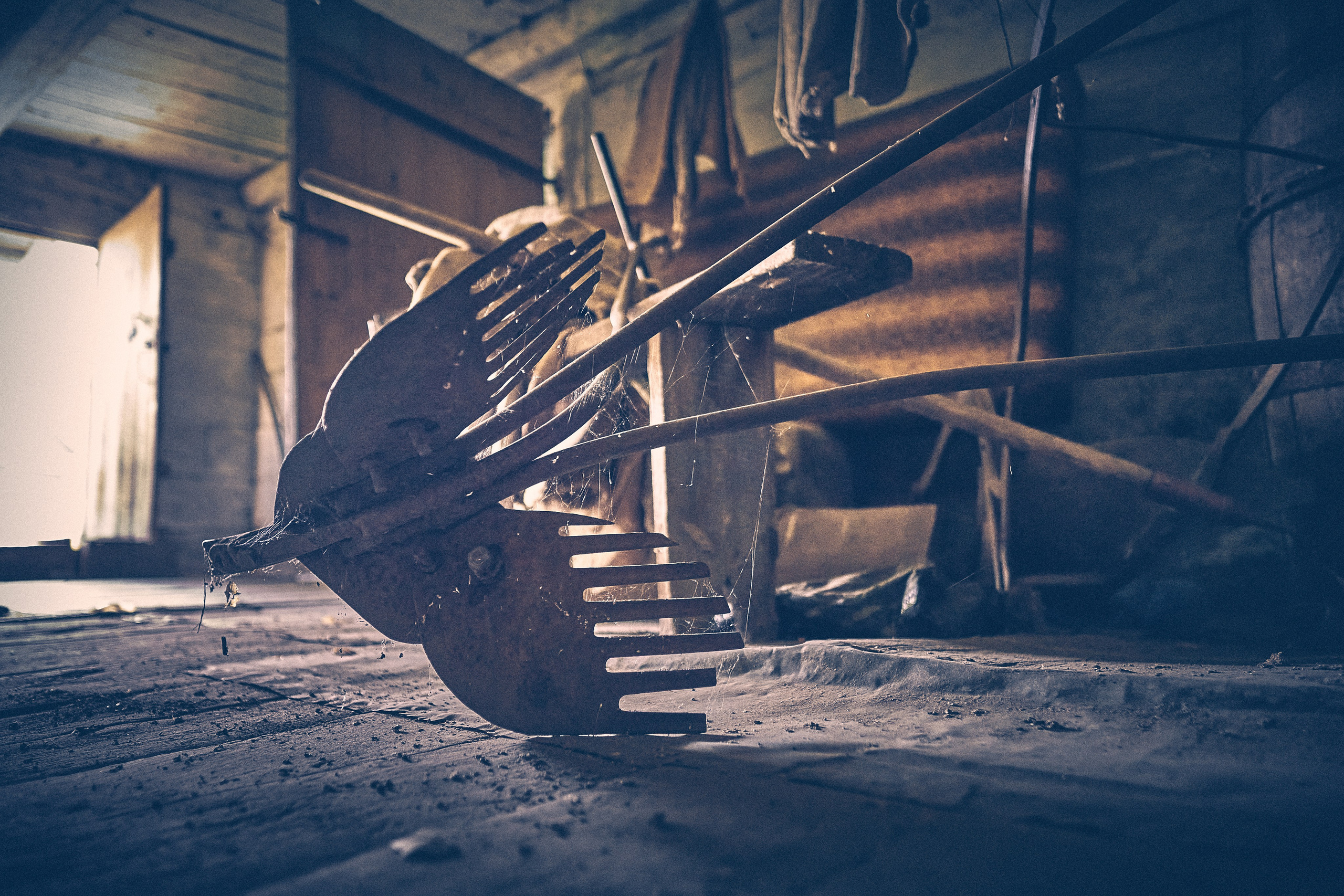 Andriej Szypiłow - Fotograf i Wideograf - Reportaż artystyczny - wizyta rodzinna in the middle of nowhere. Zabita dechami wieś na granicy Białorusi i Polski.