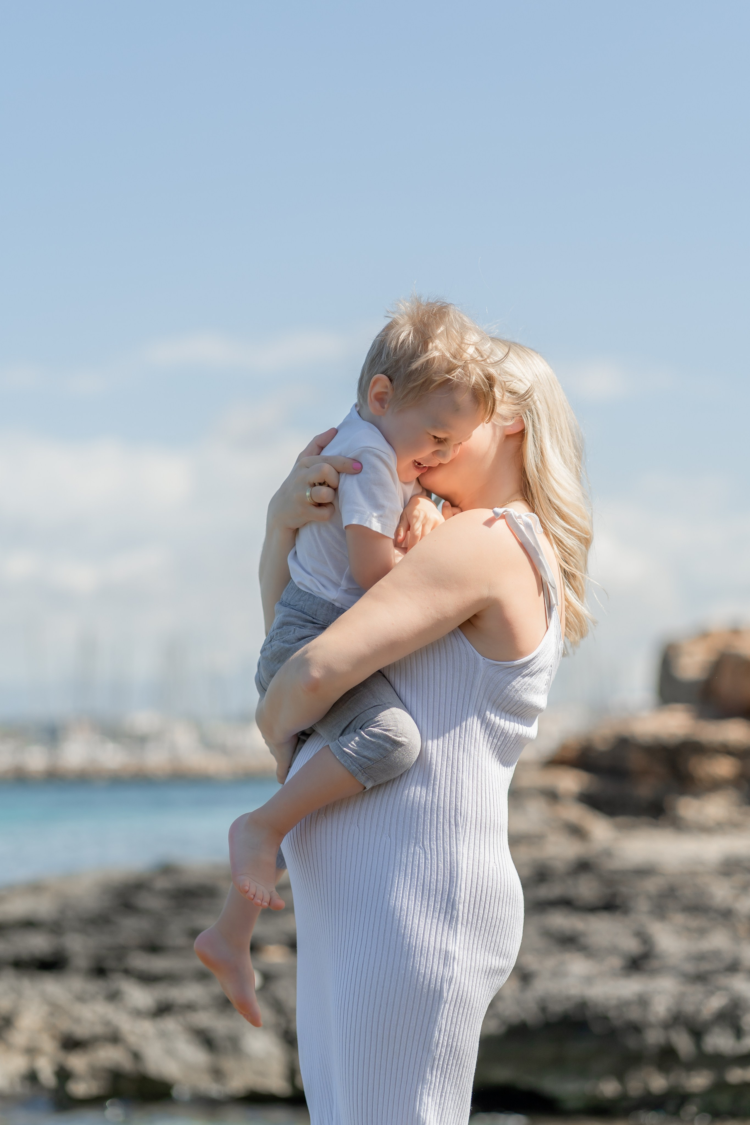 Babybauch-Shooting am Meer auf Mallorca mit Familie. Deine Fotografin auf Mallorca für Familien und Business