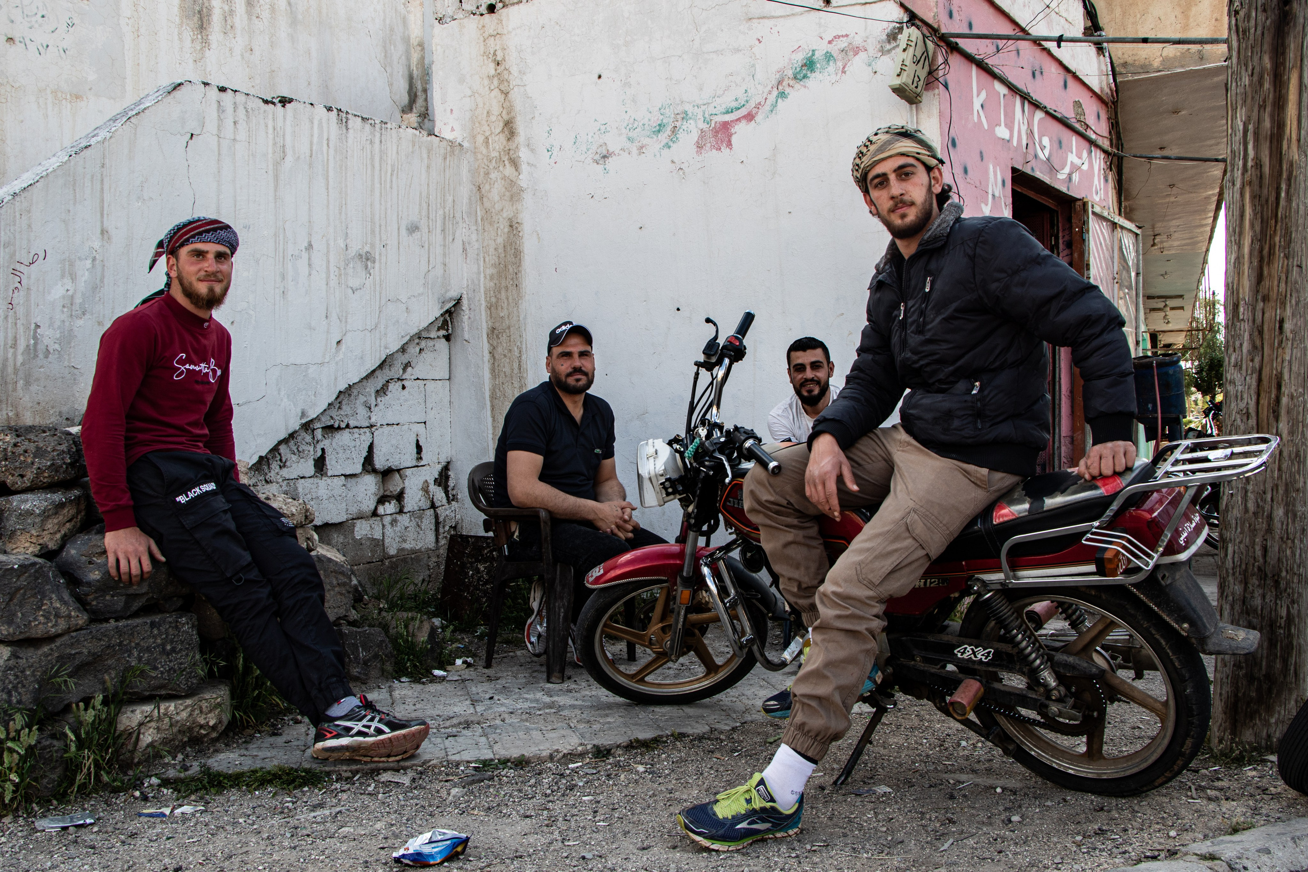Un groupe de miliciens dans la ville de Hama, en Syrie, une région marquée par des combats intenses et la présence de diverses factions armées depuis le début du conflit.