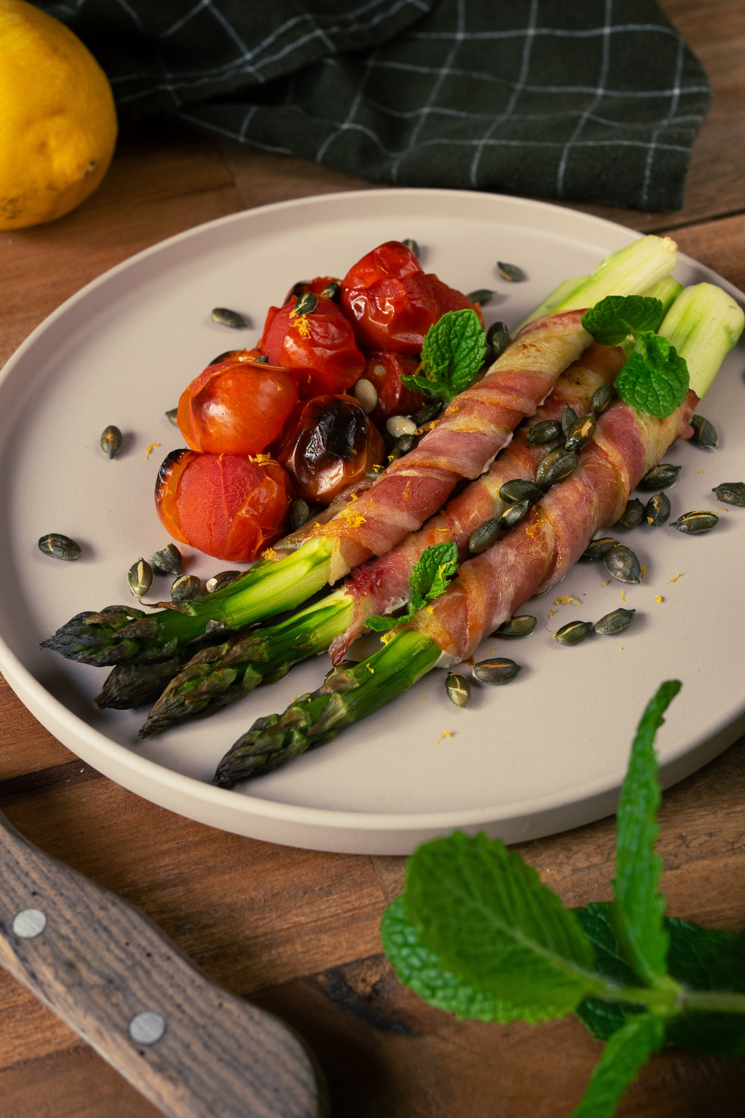 Prato de espargos e bacon. Maria Sher. Fotógrafa profissional do Porto, Portugal