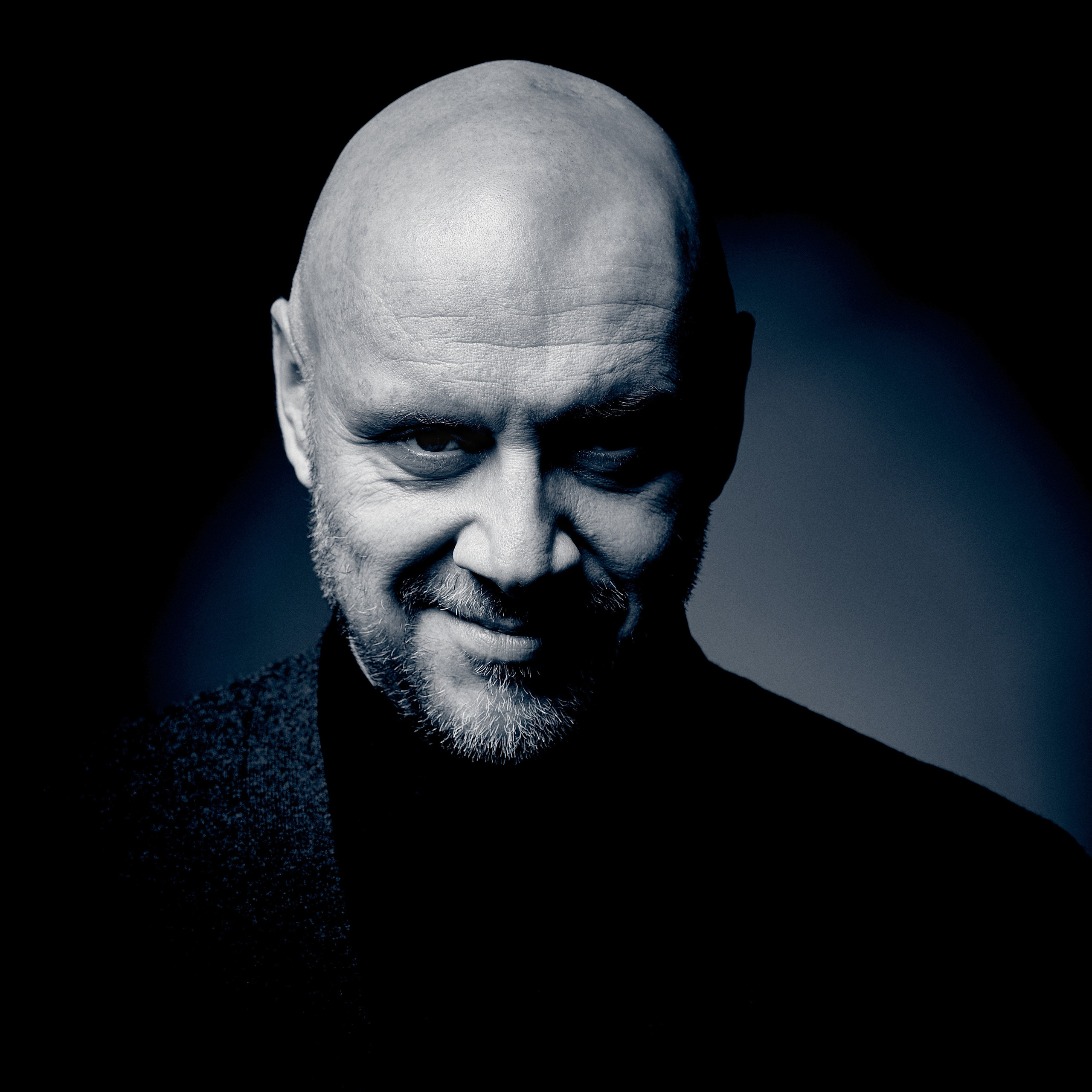 Portretowy fotograf Andriej Szypiłow - Spojrzenie na Kumpla w stylu Noir. Każdy z nas ma swoją ciemną stronę… Portret czarno-biały. BW. Black and White Portrait.