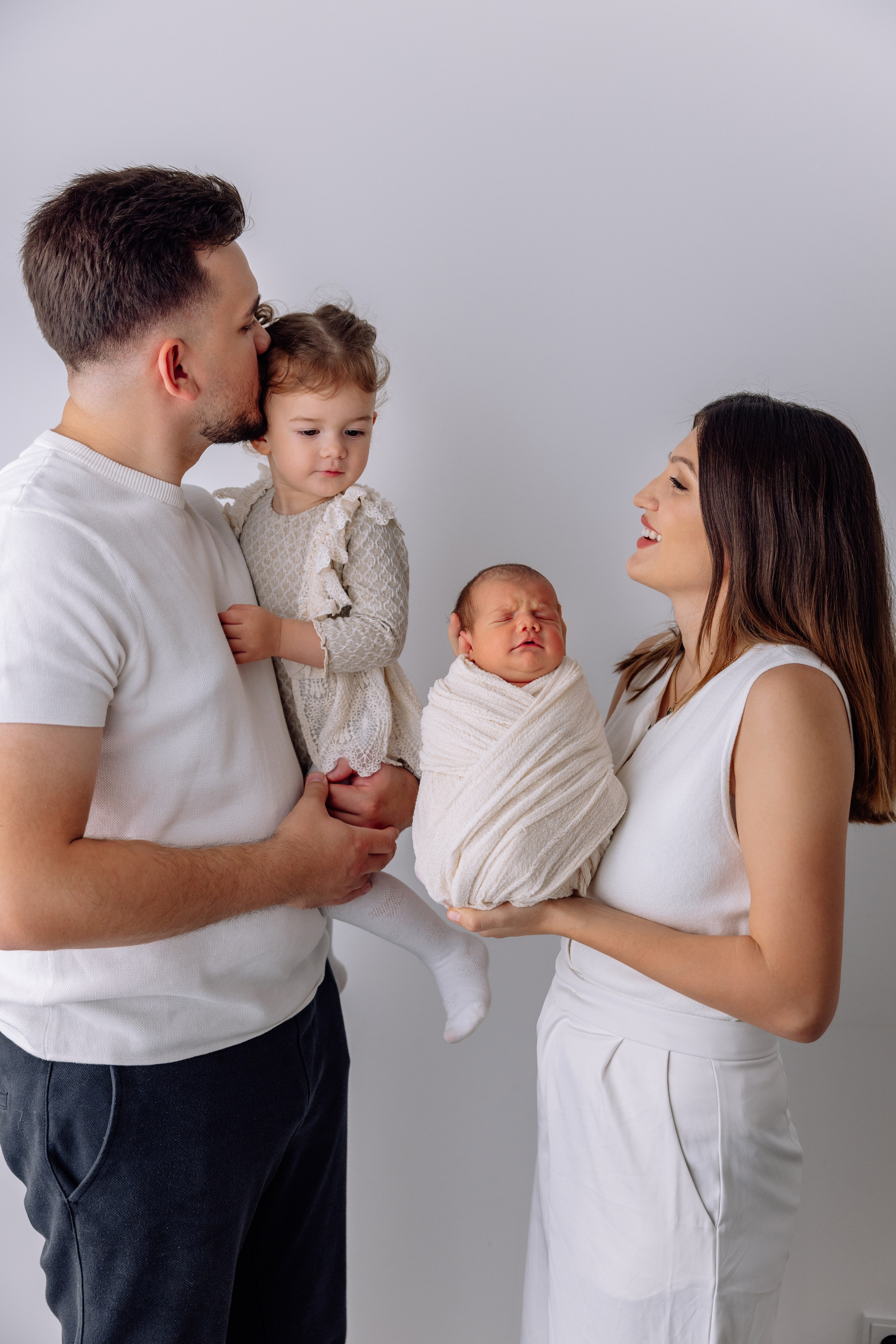 Zwei kleine Prinzessinnen mit Mama und Papa - Familienshooting zuhause. Hochzeitsfotograf München Taufe Familienfotograf Tanja Mauke