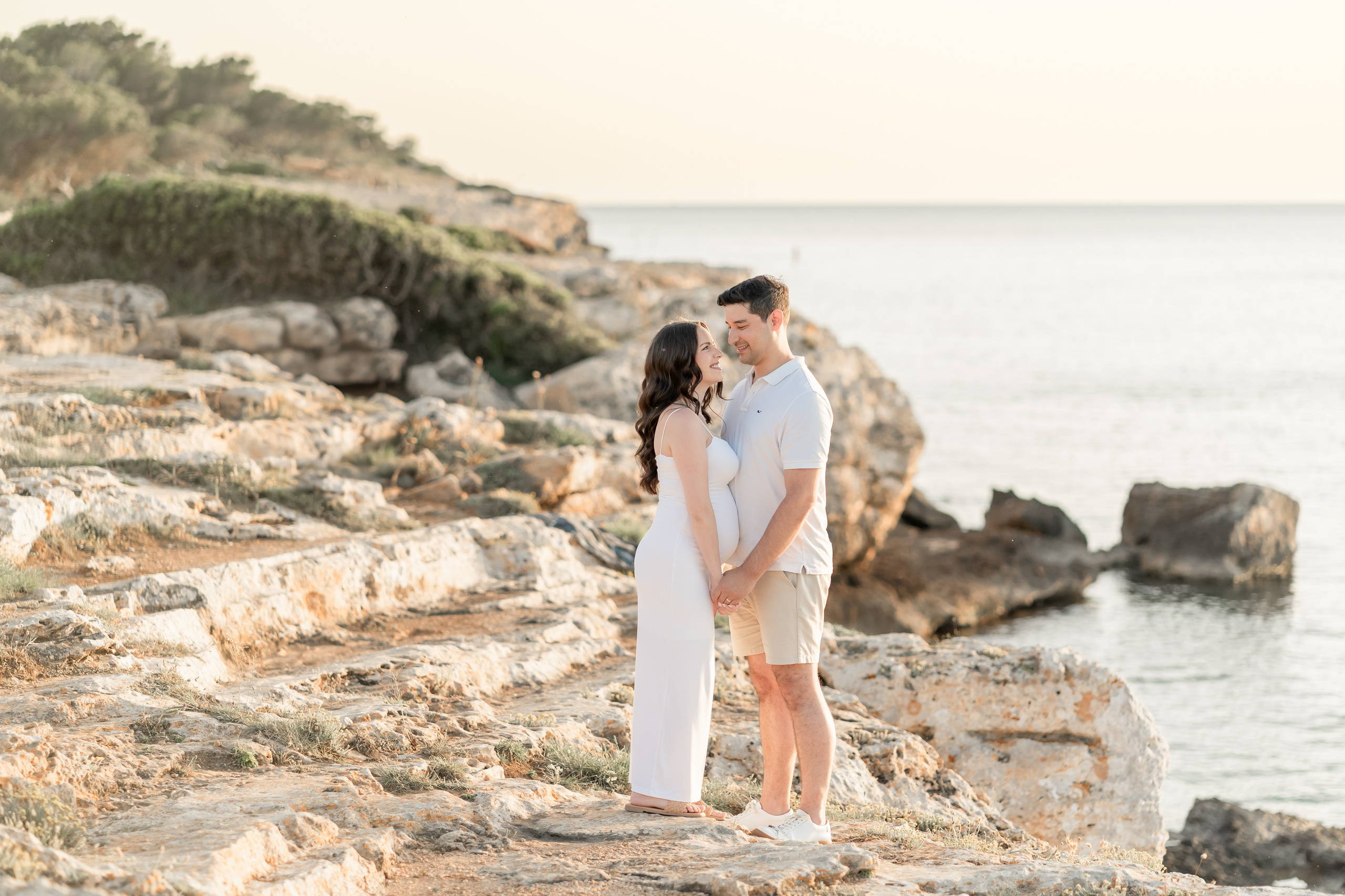 Maternity Photoshoot by the Sea in Mallorca – Natural & Timeless Moments. Deine Fotografin auf Mallorca für Familien und Business
