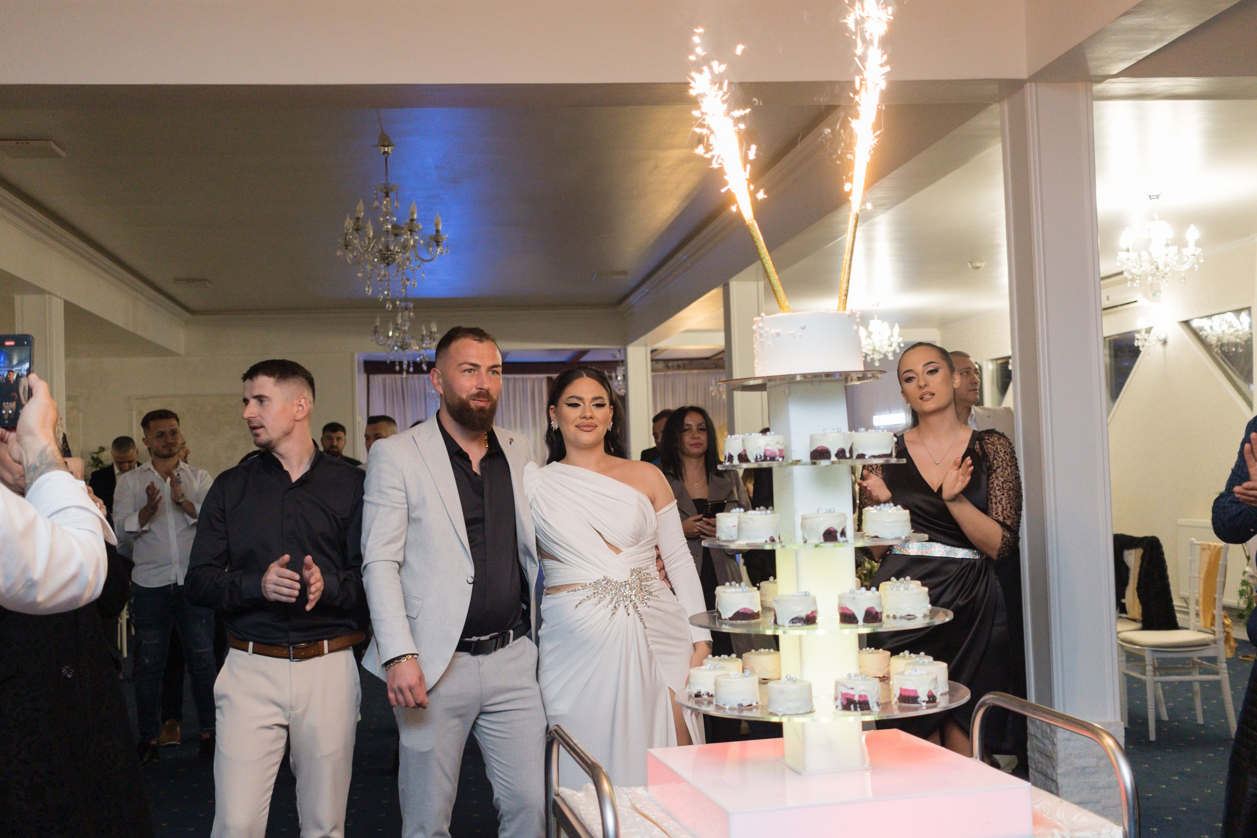 Madalina & Alin. Fotograf si videograf — evenimente si studio