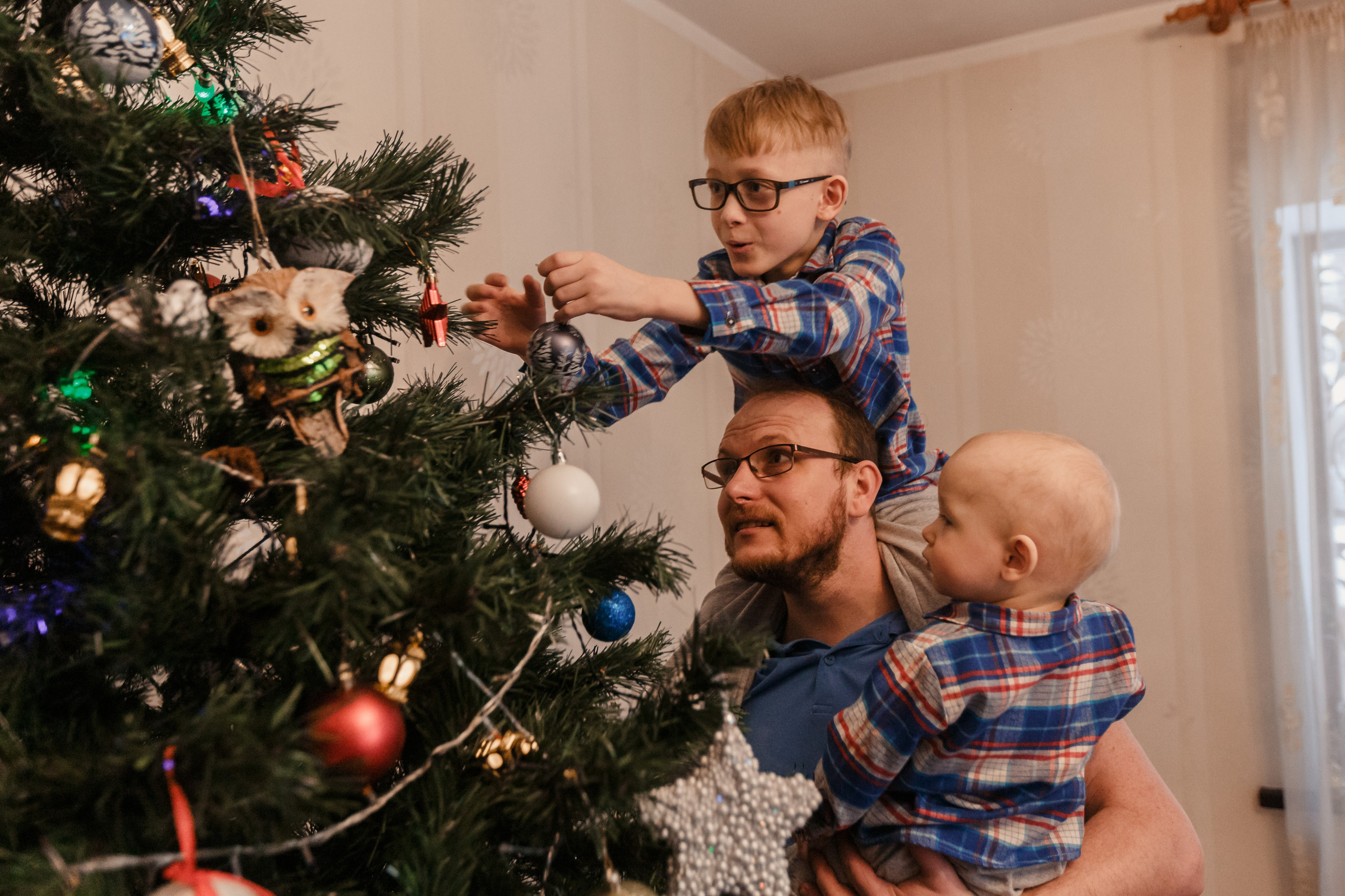 Preparándose para la Navidad. Fotógrafo de retrato, familia y reportajes en Valencia | España | Europa Vitalii Lumier