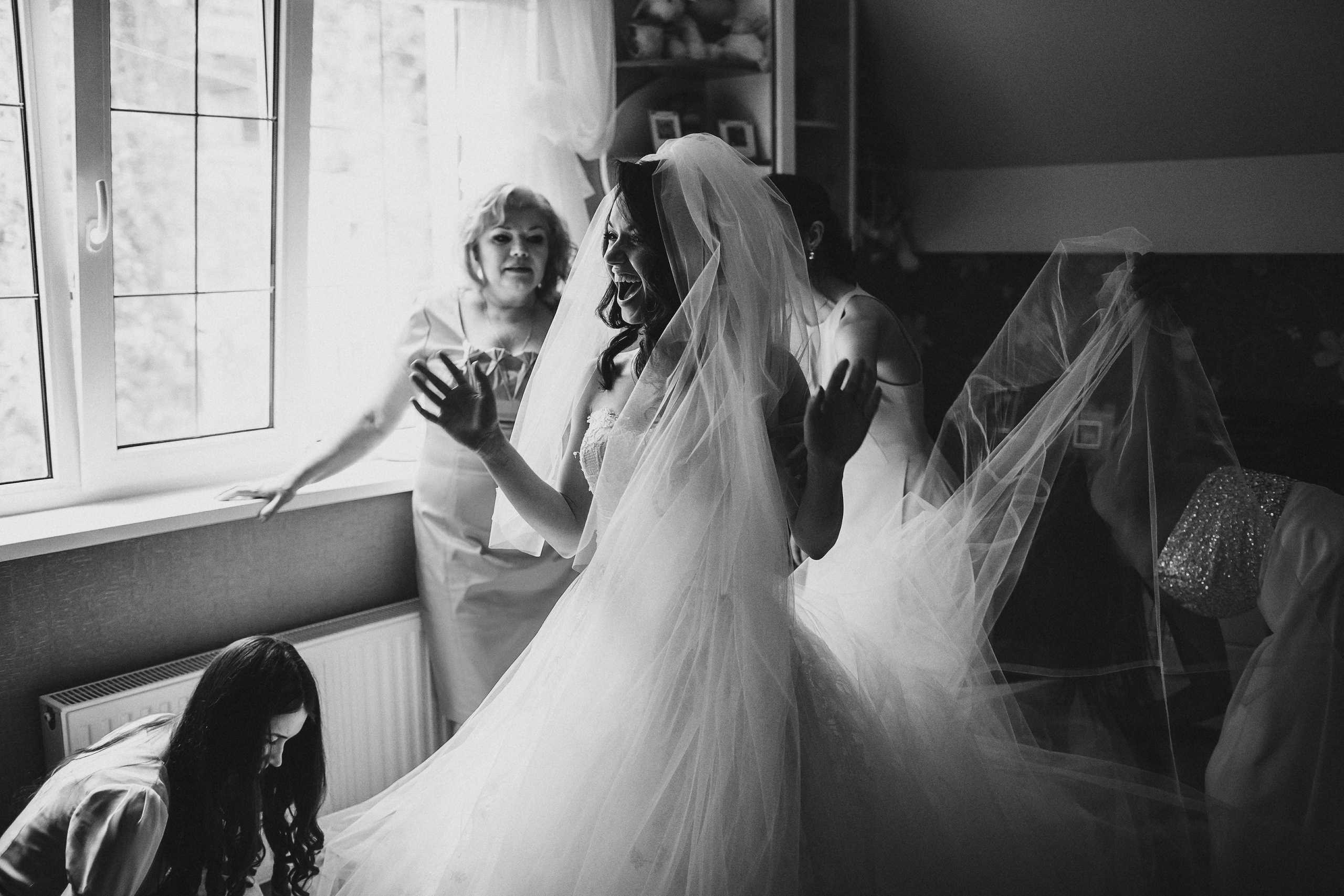Фотограф в Ирландии чёрно-белая самые красивые фотки невеста платье свадебное подружки мама смех радость