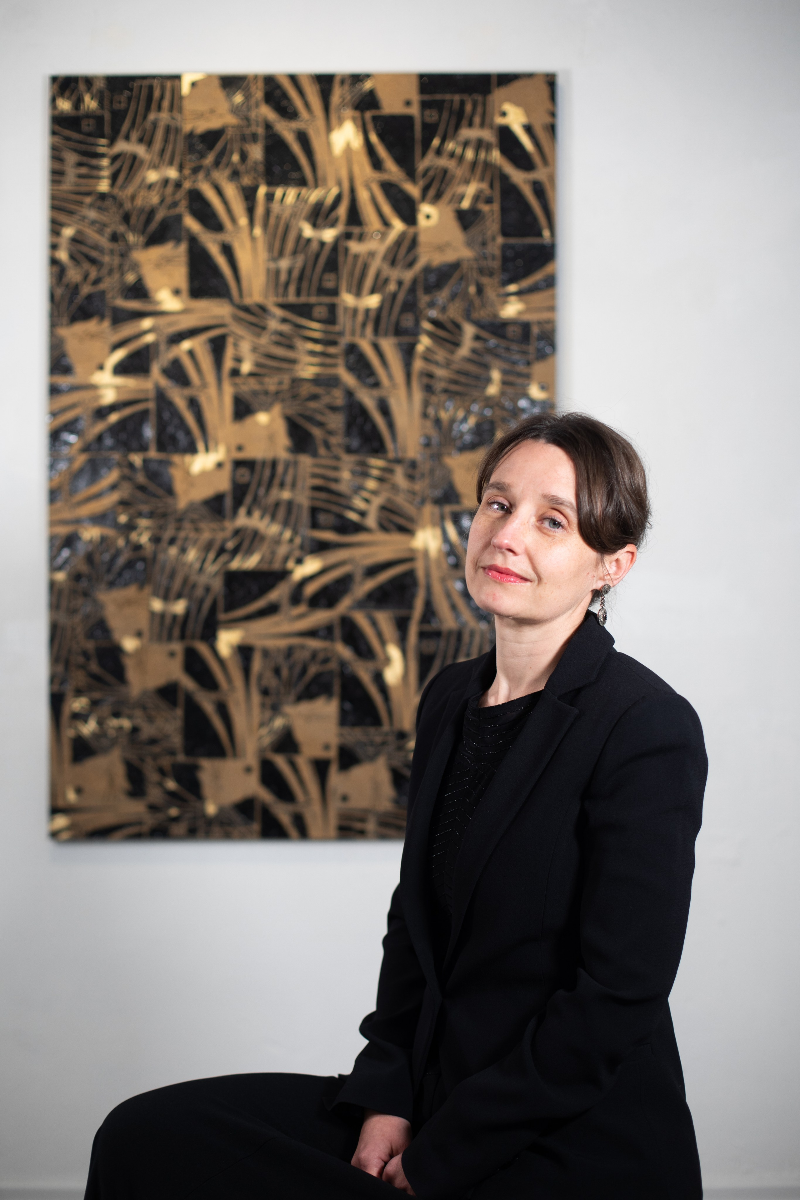 Gatti e Libellule» Oro/Nero. Tecnica Mista. Stampa su tela, ricamo su tela, olio su tela 90×136 cm. Nadia Kuprina. Artist