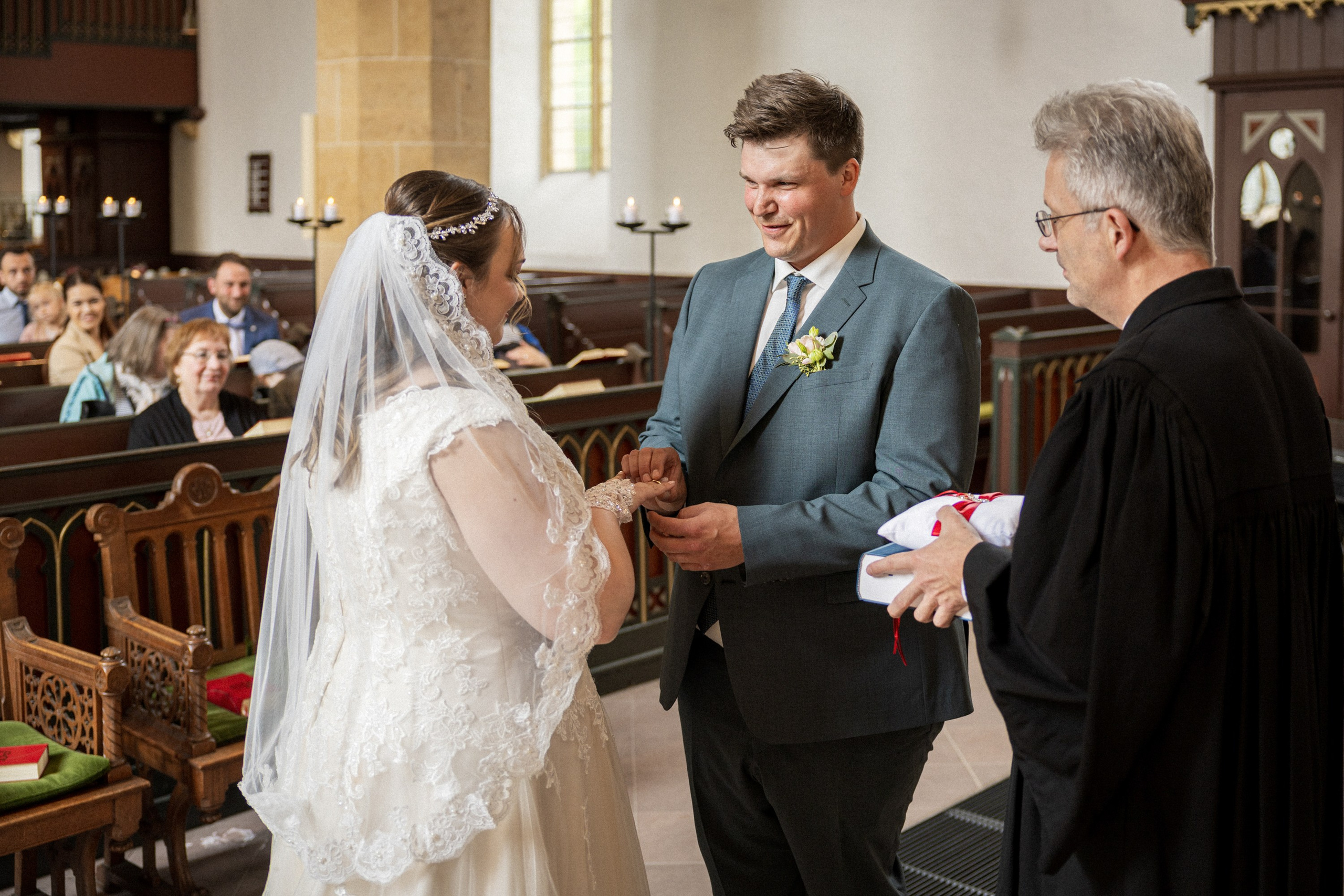 Kirchliche Trauung in Oerlinghausen. Hochzeitfotograf in Bielefeld