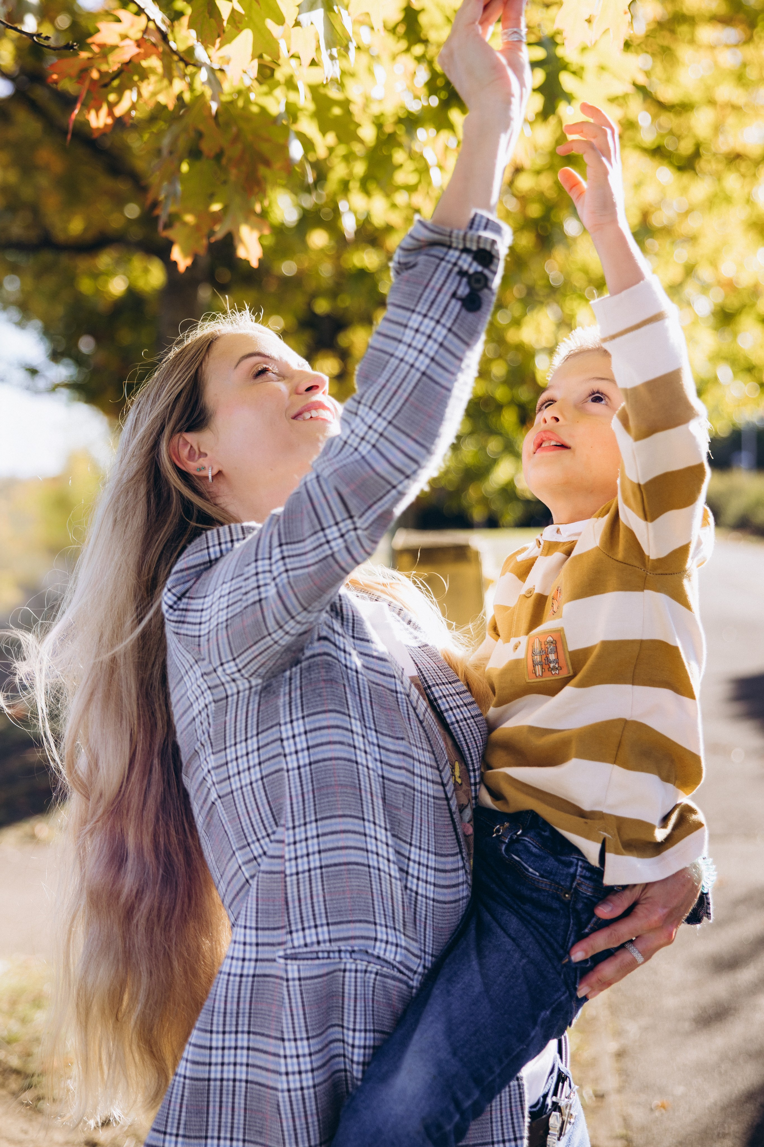 Autumn mother-son family photoshoot in Toulouse. Eugenie Smirnova — wedding, corporate and lifestyle photographer in Toulouse and Southwest France