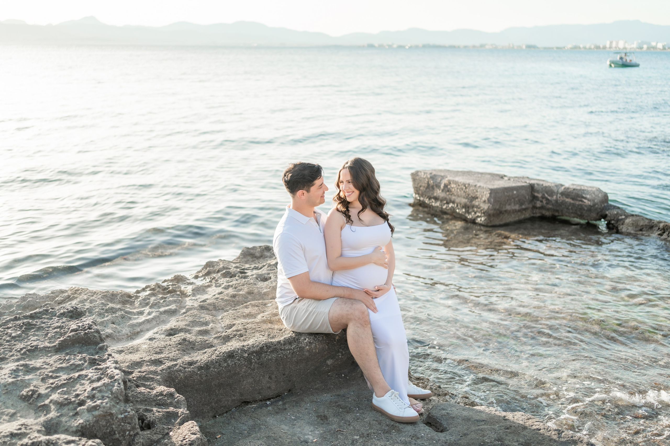 Maternity Photoshoot by the Sea in Mallorca – Natural & Timeless Moments. Deine Fotografin auf Mallorca für Familien und Business