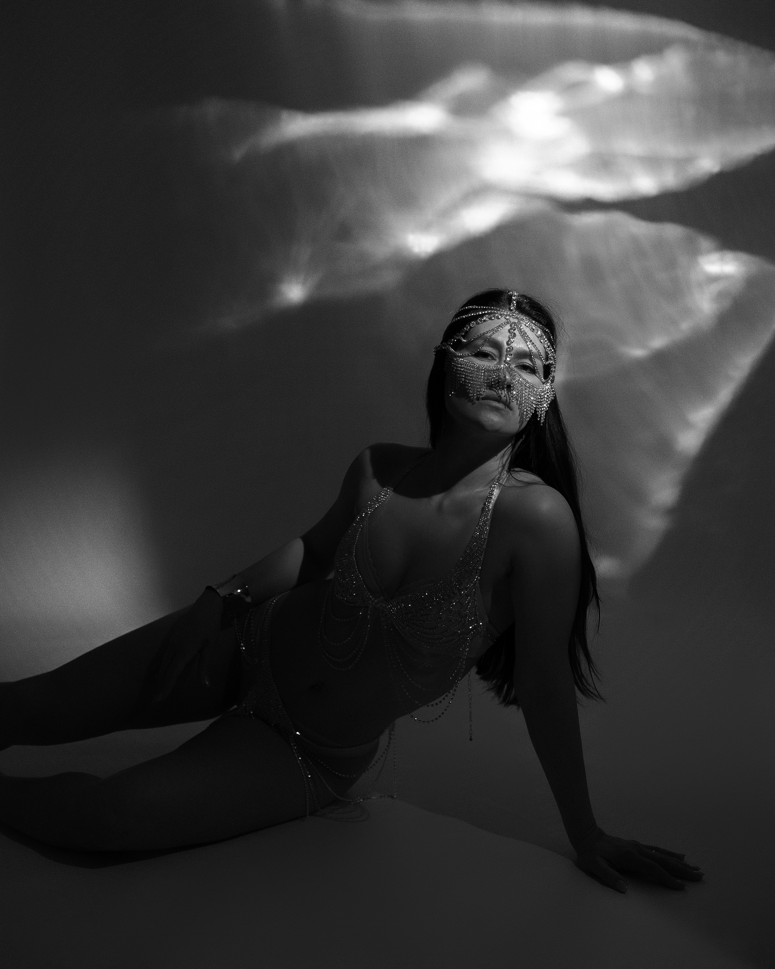 Schwarz-weiß-Porträt von Gulya – geheimnisvoll und elegant