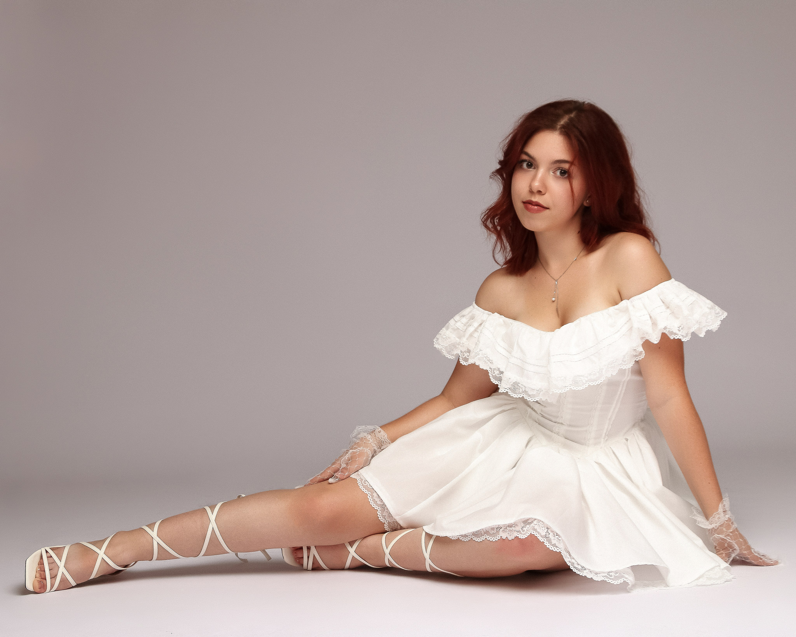 Portrait einer Frau im Puppenstil mit romantischem weißen Kleid