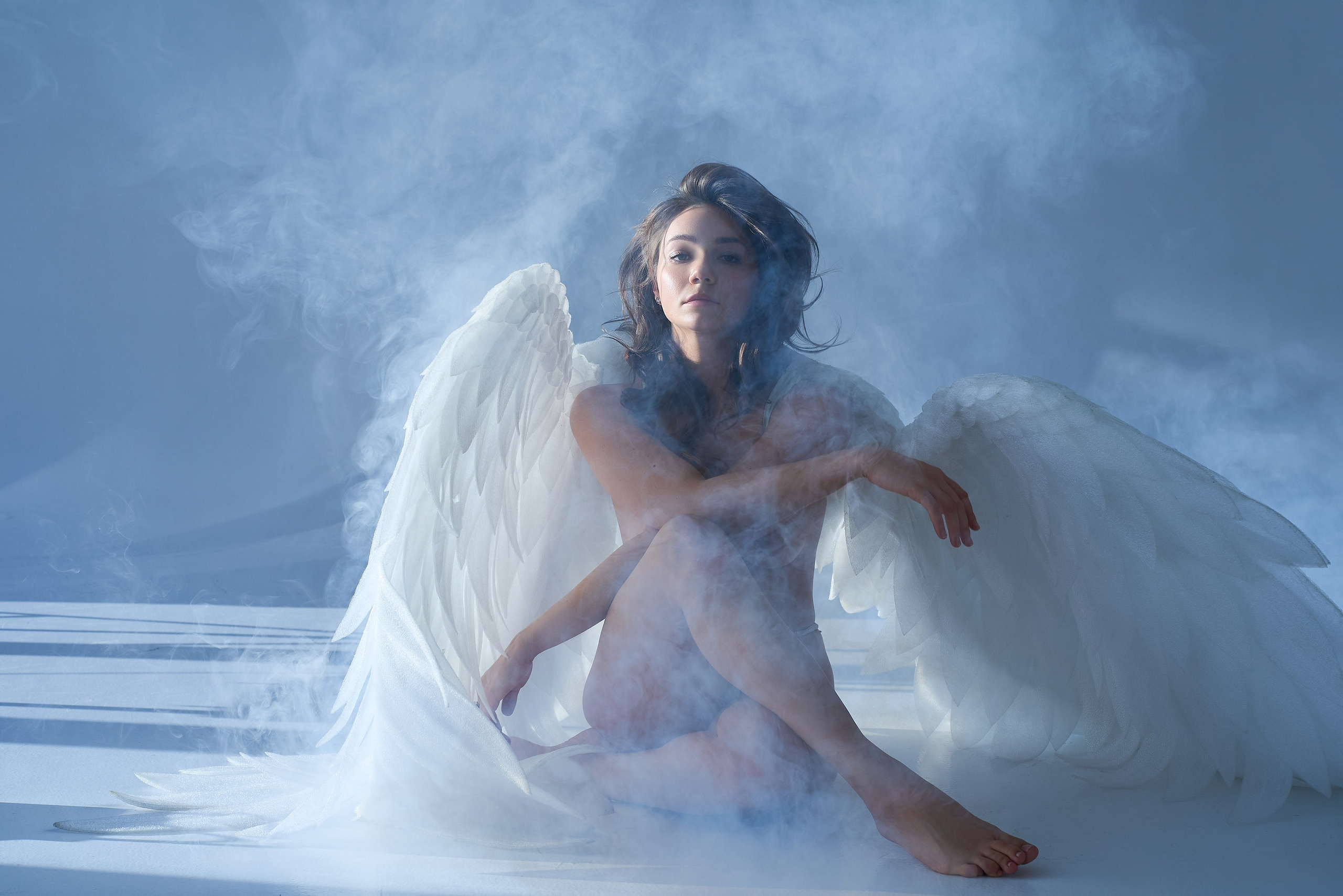 Kreatywna sesja zdjęciowa z skrzydłami i dymem dla Oriany | Fotografia artystyczna. Portrait & Fashion Photographer | Сannes, Paris, Monaco, Dubai, Kyiv — - Alisa Postnykova