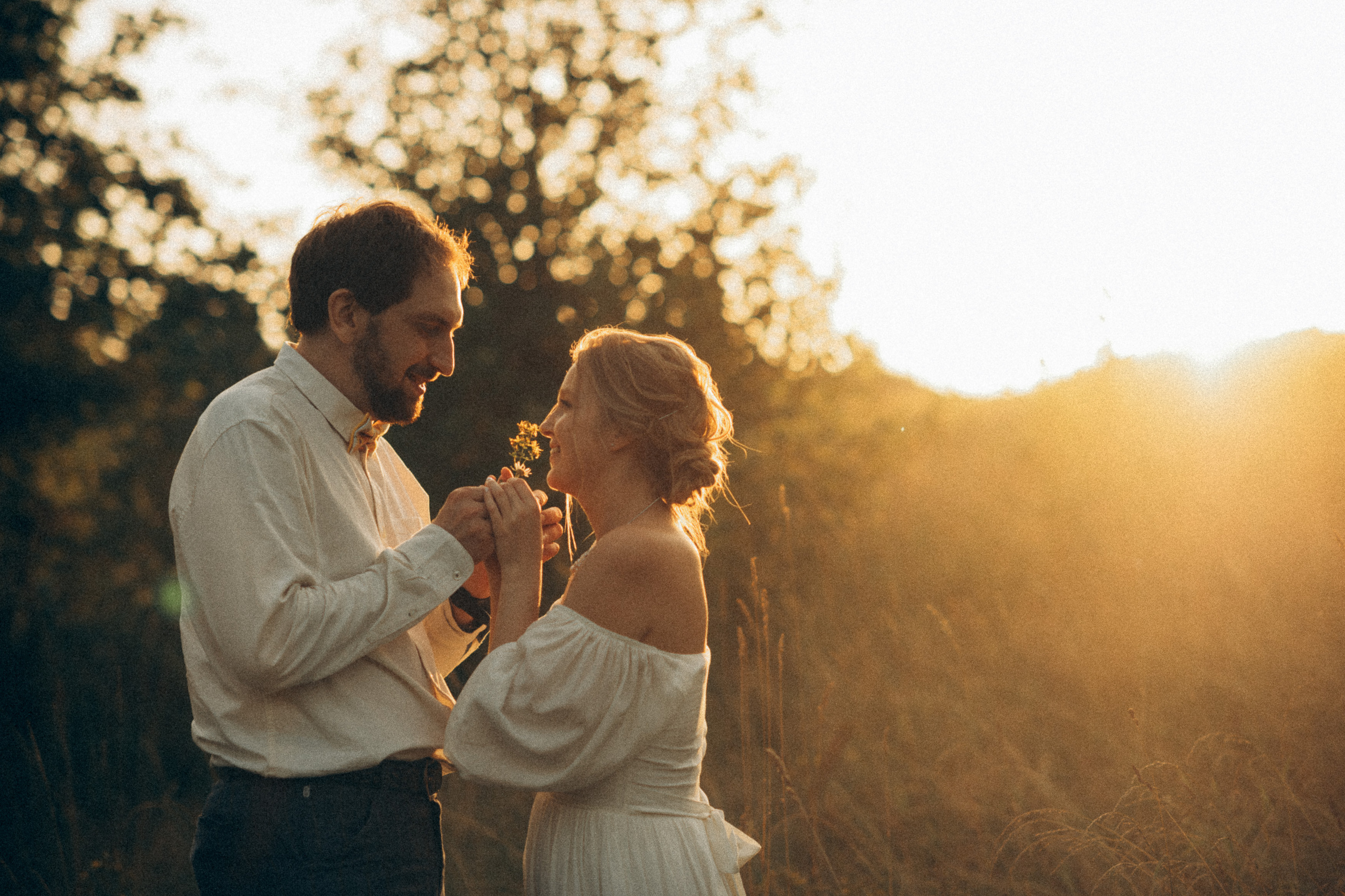 bride and groom golden hour