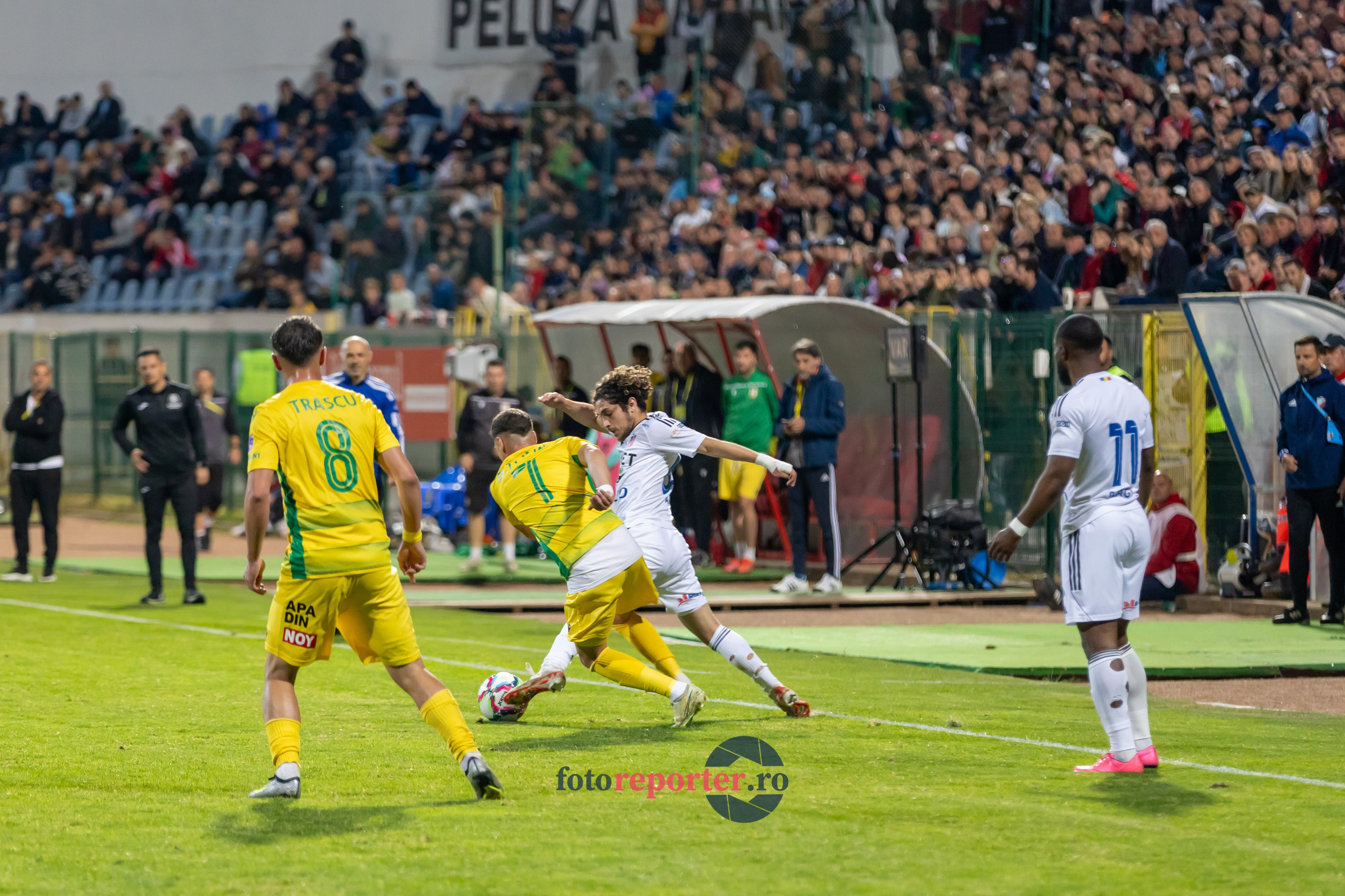 Galerie Foto: FC Botoșani vs. CS Mioveni - Pe 17 mai 2024, am fost martorii unei partide incredibile între FC Botoșani și CS Mioveni, în prima manșă a barajului pentru evitarea retrogradării. În fața unui stadion plin de emoție și speranță, echipa noastră a obținut o victorie importantă, cu un gol marcat de Aldair în minutul 93. 💪 *FC Botoșani 1-0 CS Mioveni*⚽️ Urmăriți momentele cheie ale meciului și bucuria suporterilor în această galerie foto! Pregătiți-vă pentru meciul de retur de pe 24 mai, când vom lupta din nou pentru a rămâne în prima ligă.#FCBotoșani #CSMioveni #BarajRetrogradare #ForzaBotoșani 
