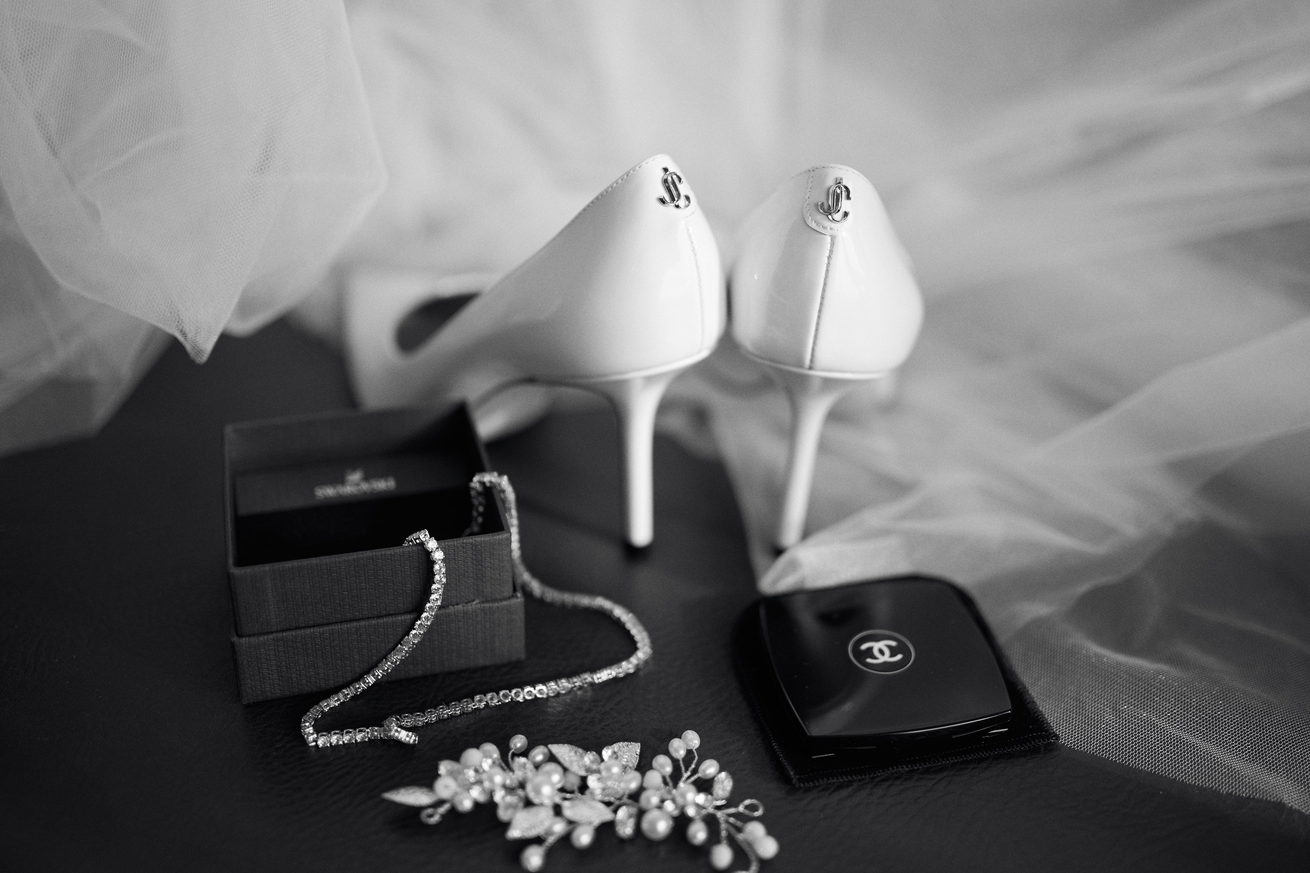 Brautschuhe, Schmuck & Schleier – klassische Hochzeitsdetails in Schwarz-Weiß, fotografiert bei der Vorbereitung in Karlsruhe.