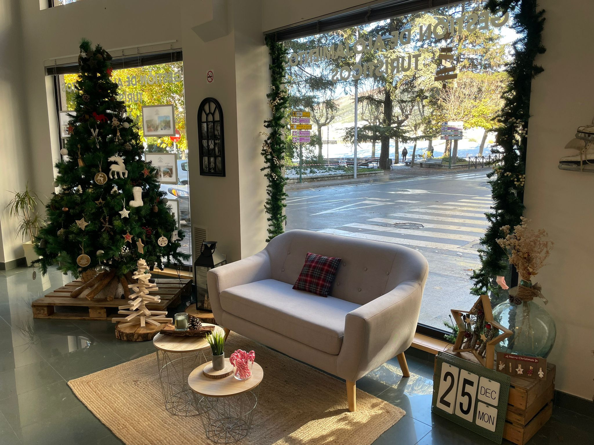 Sesiones de Navidad en Jaca. Fotografía de Eventos, Embarazo y Familiar en Pirineos