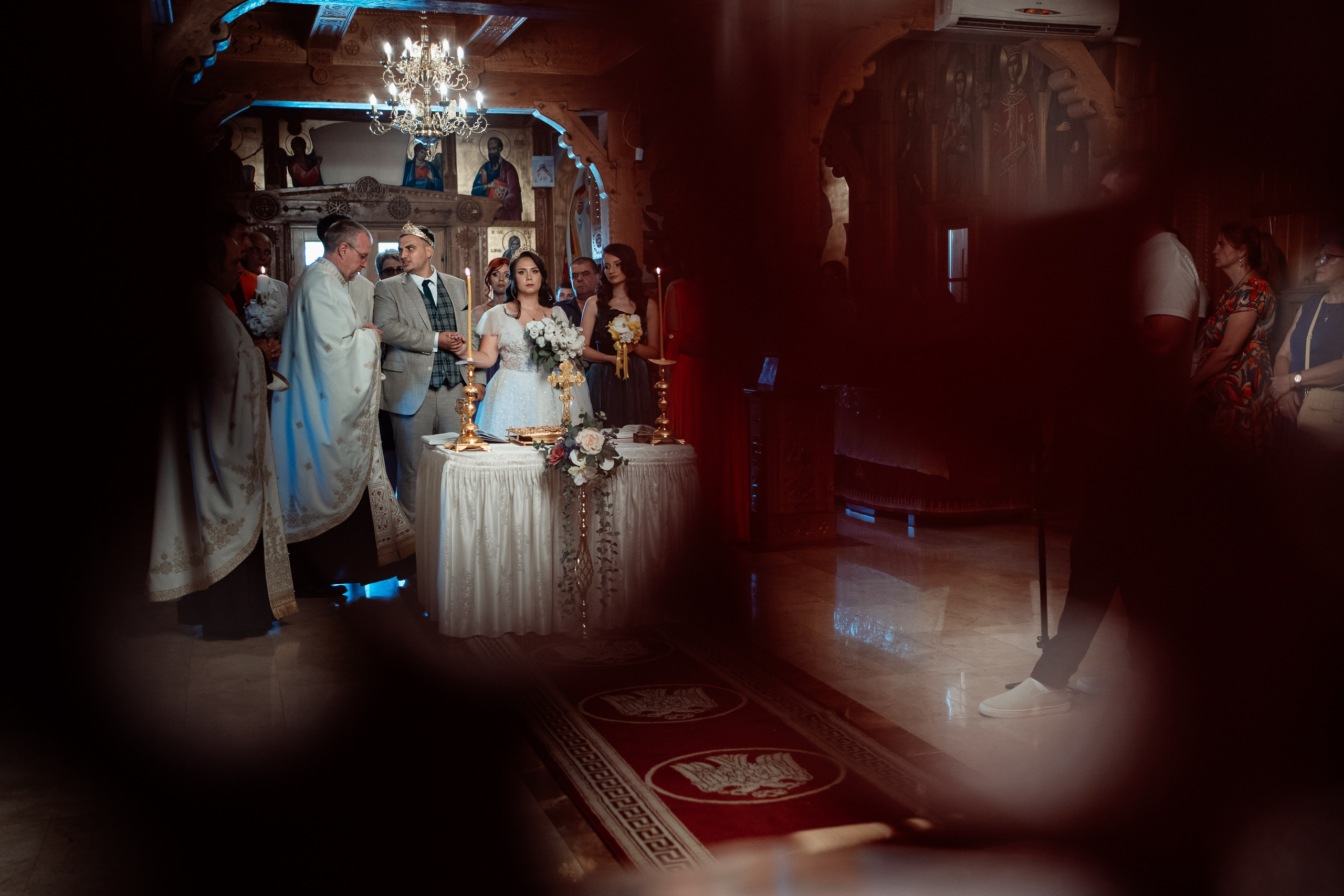 Moment emoționant între miri în ziua nunții, surprins într-un cadru natural și romantic, la Daimon Events. Fotografie de nuntă profesională, editată artistic pentru a evidenția emoția și eleganța evenimentului.