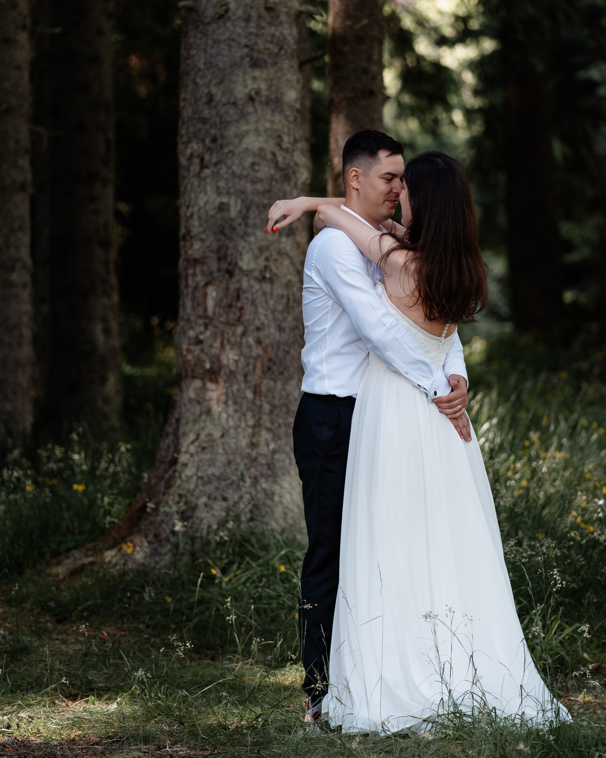 Moment emoționant între miri în ziua nunții, surprins într-un cadru natural și romantic, la Lacul Bolboci. Fotografie de nuntă profesională, editată artistic pentru a evidenția emoția și eleganța evenimentului.