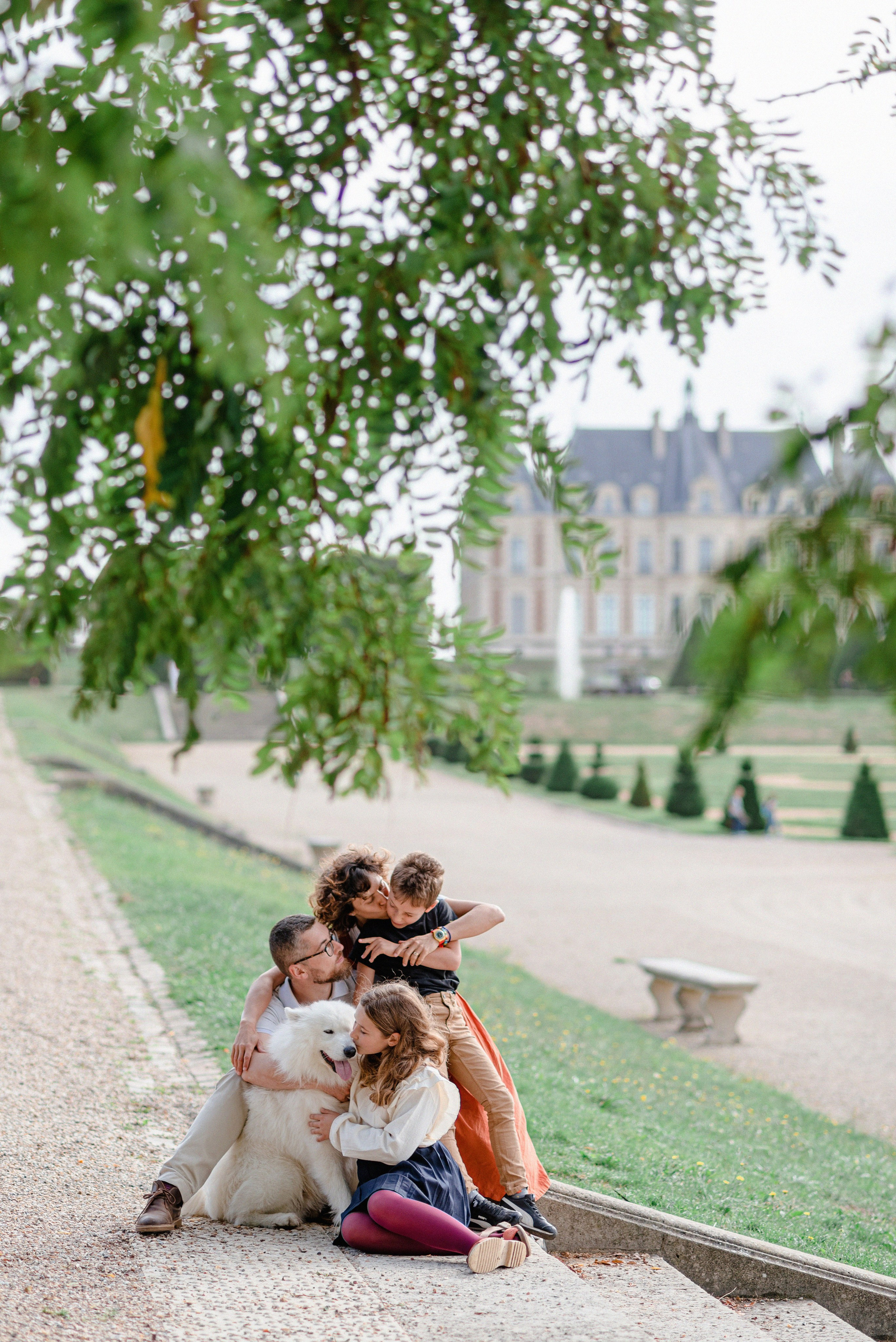 Autumn family photoshoot in a Parisian park. Ksenia Marchand/ Lifestyle photographer in Paris