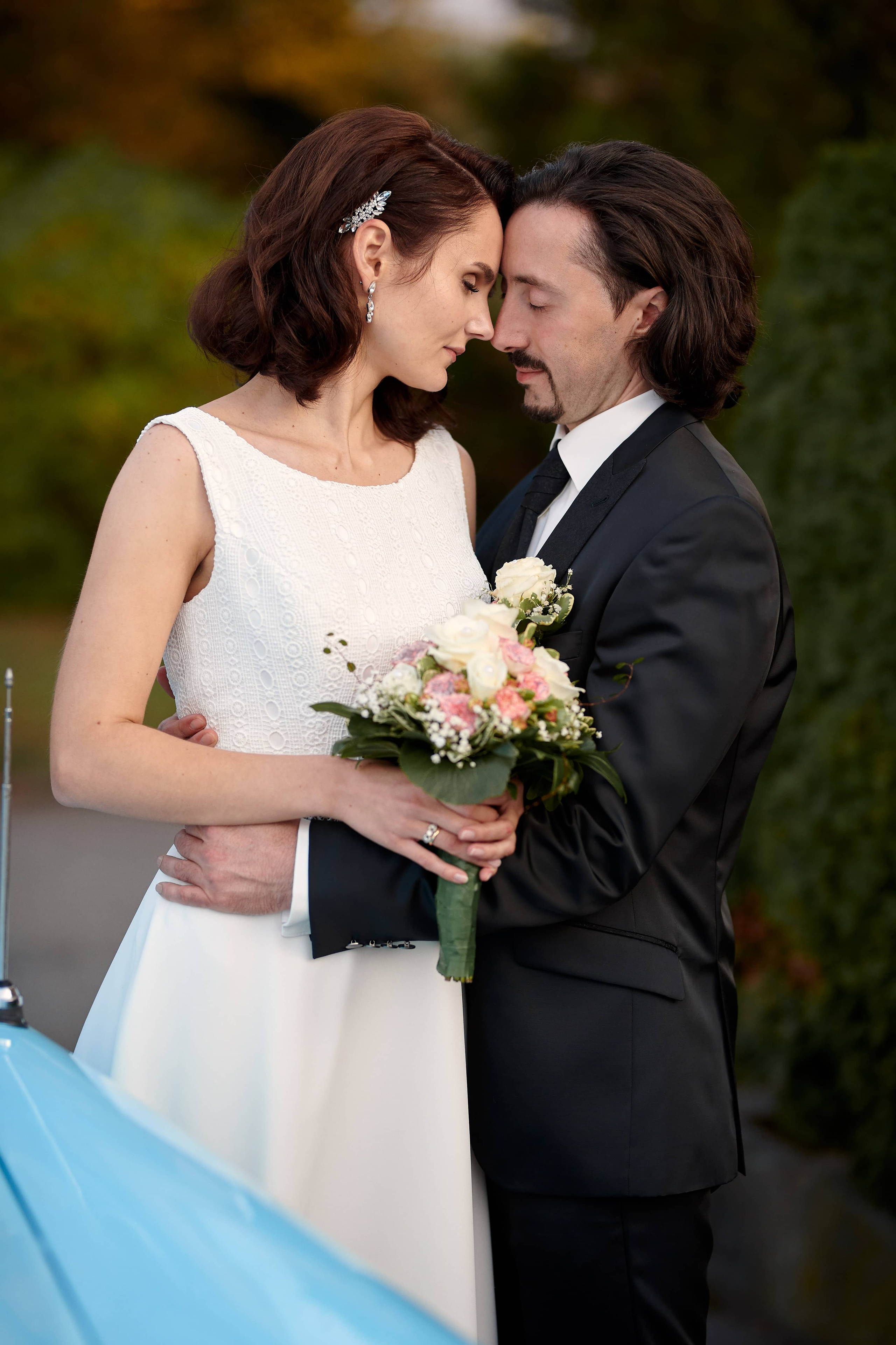 Katja & Alexej halten sich innig vor der Villa Eugenia – herbstliches Abendlicht trifft auf echte Zärtlichkeit in der goldenen Stunde. Fotografiert von Hochzeitsfotograf, Alex Fetter