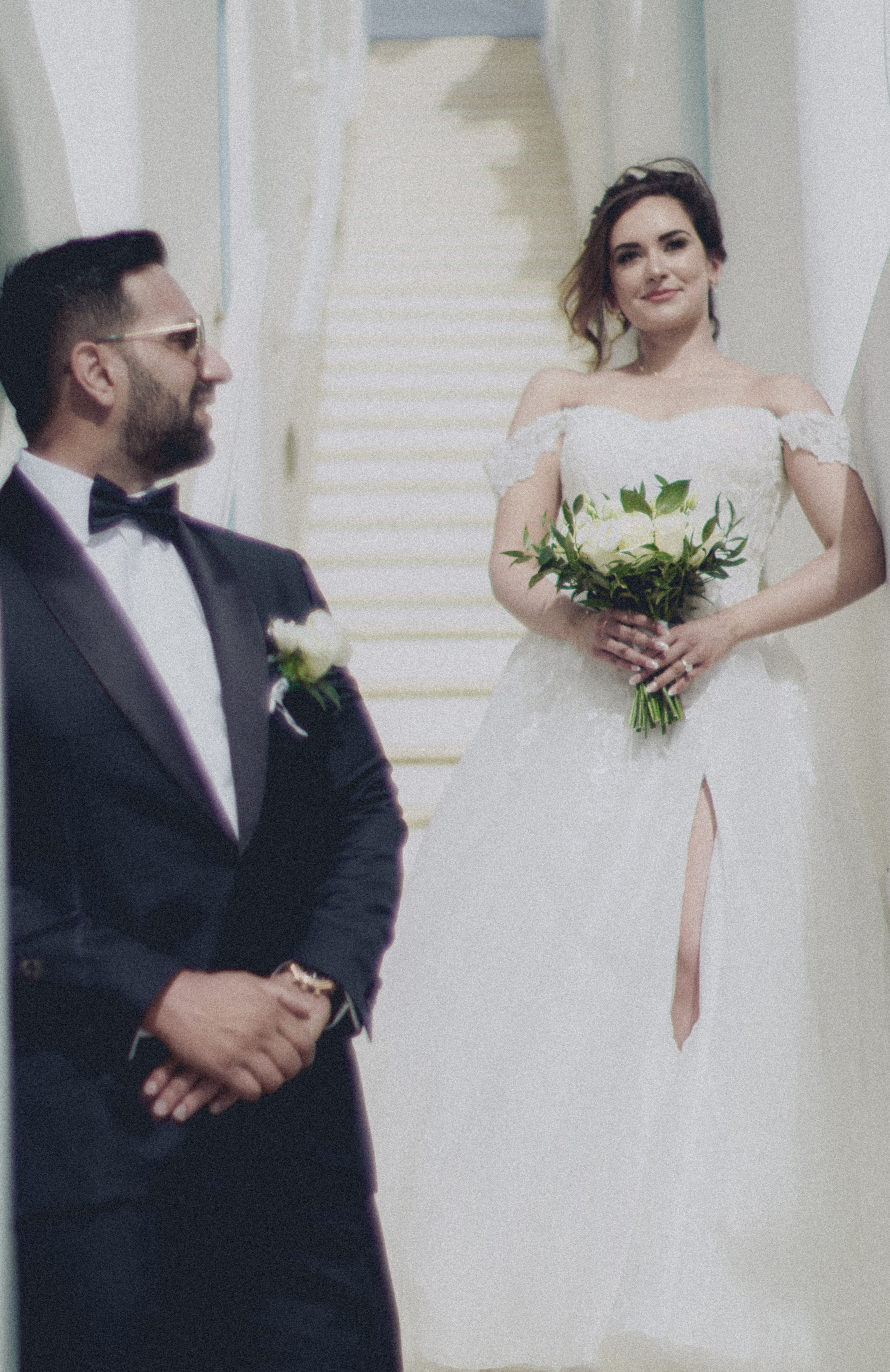 Fahid and Seher in Santorini. Photographer in Greece Kristina