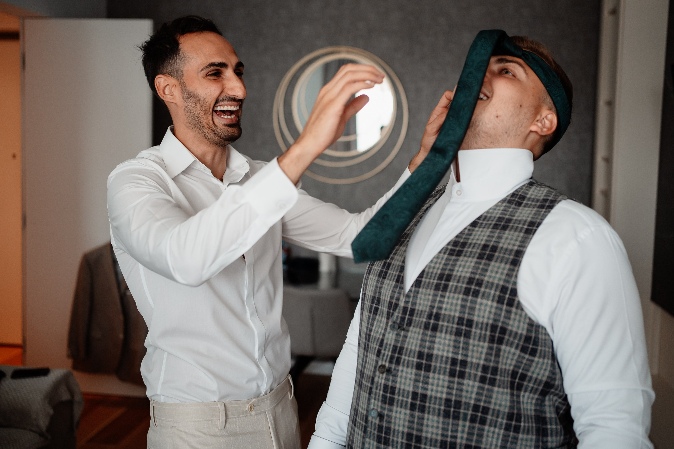 Moment emoționant între miri în ziua nunții, surprins într-un cadru natural și romantic, la Daimon Events. Fotografie de nuntă profesională, editată artistic pentru a evidenția emoția și eleganța evenimentului.