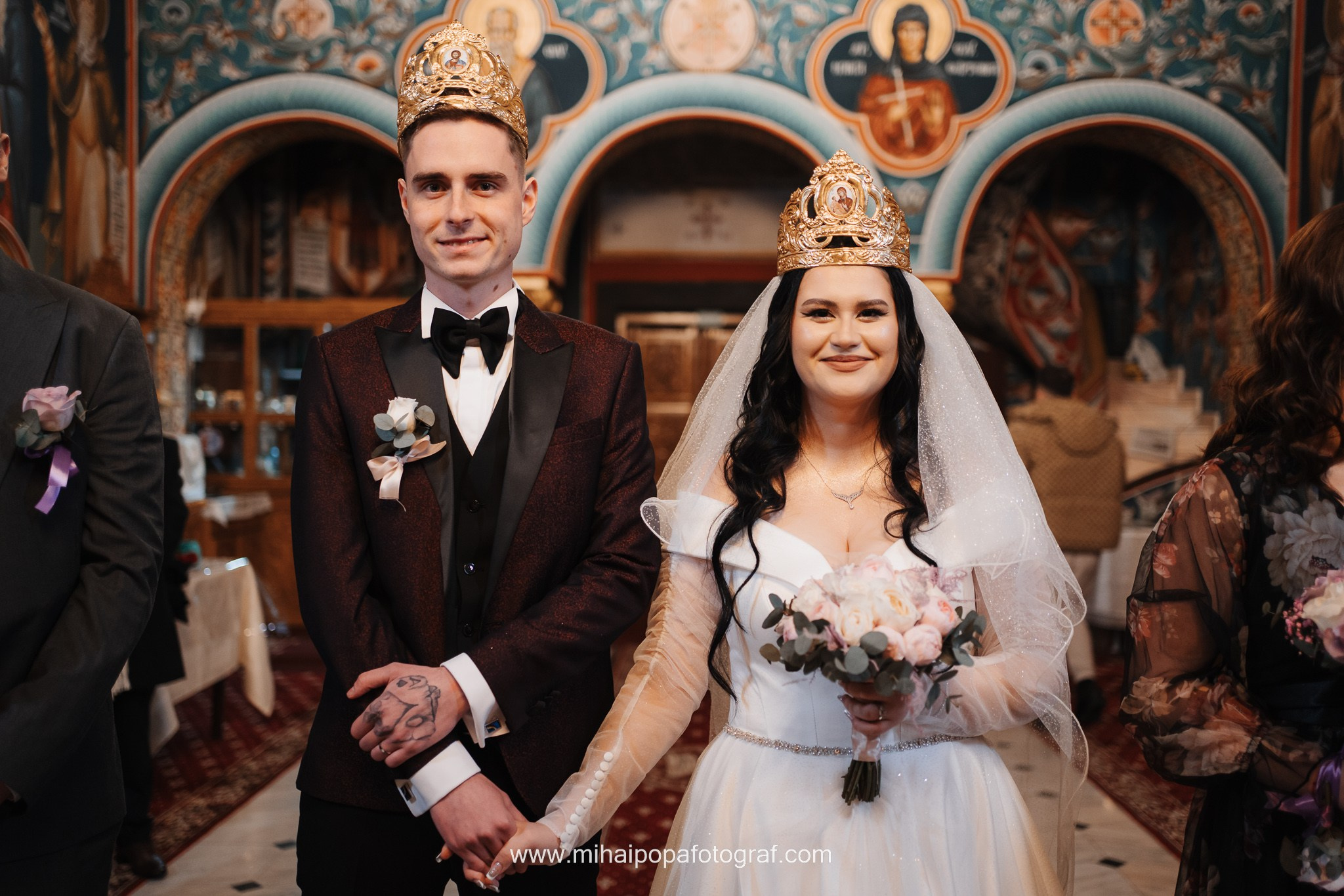 Moment emoționant între miri în ziua nunții, surprins într-un cadru natural și romantic, la Cazinoul Constanta. Fotografie de nuntă profesională, editată artistic pentru a evidenția emoția și eleganța evenimentului.