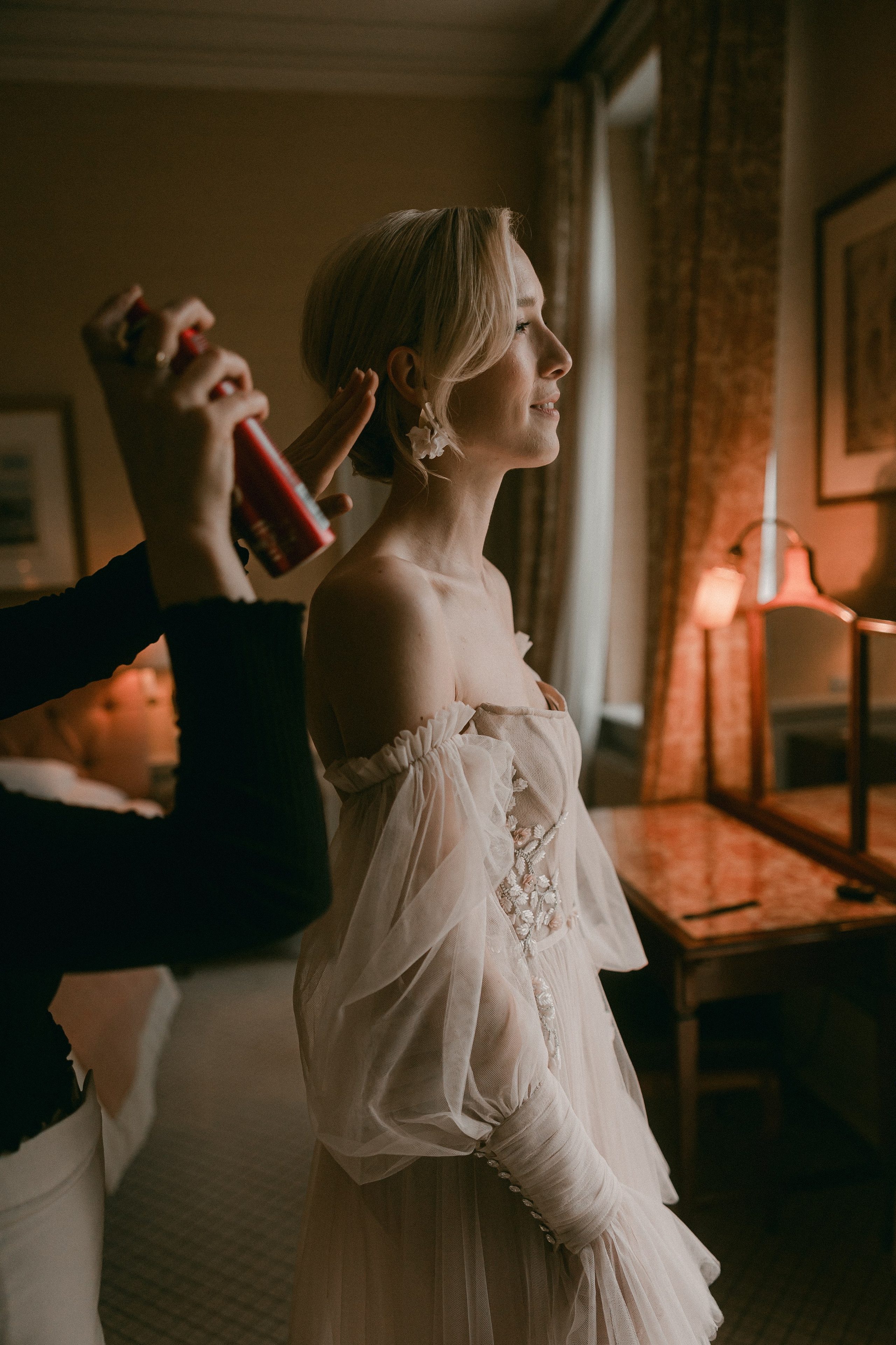 Sarah/ getting ready. Wedding and Family Photographer Switzerland and Italy. Valeria Diaz