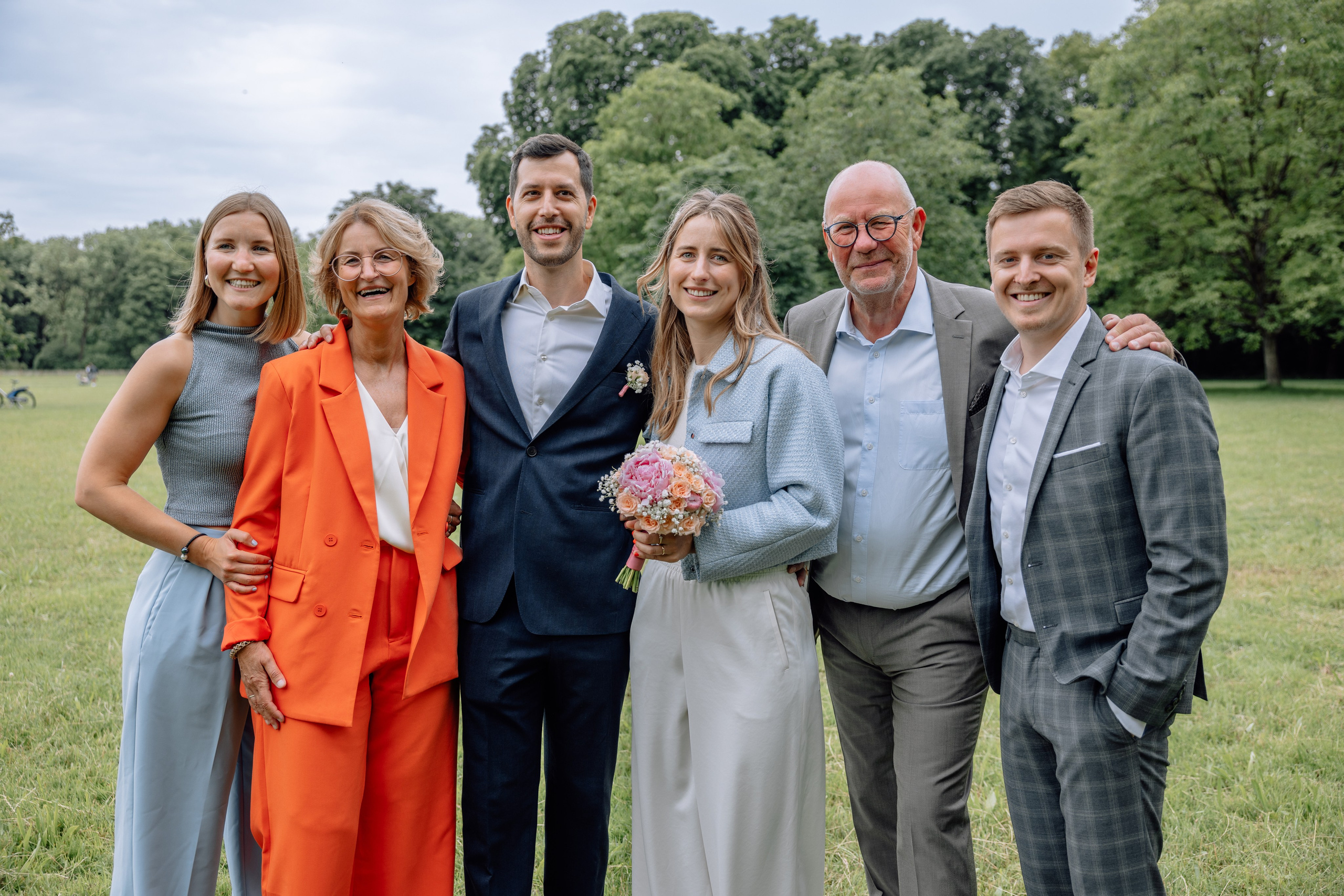 Gruppenfoto mit Gästen – Braut und Bräutigam interagieren mit Familie, Mandlstraße 14