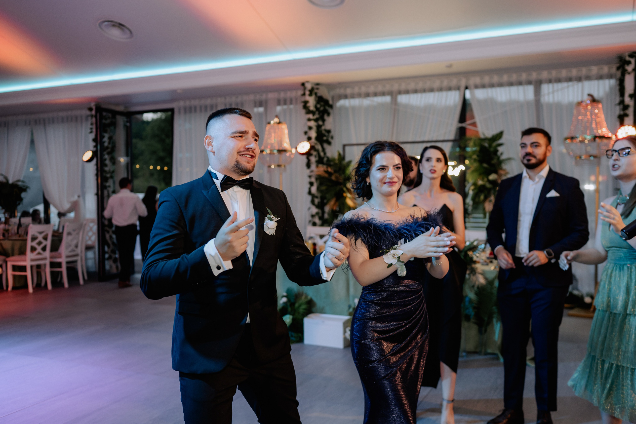 Cununie civila in aer liber , artificii de zi colorate , decor nunta , nunta la Hotel Traian. Proud Vision Weddings | Wedding Photography & Film — Servicii profesionale Foto Video Nunta Iasi