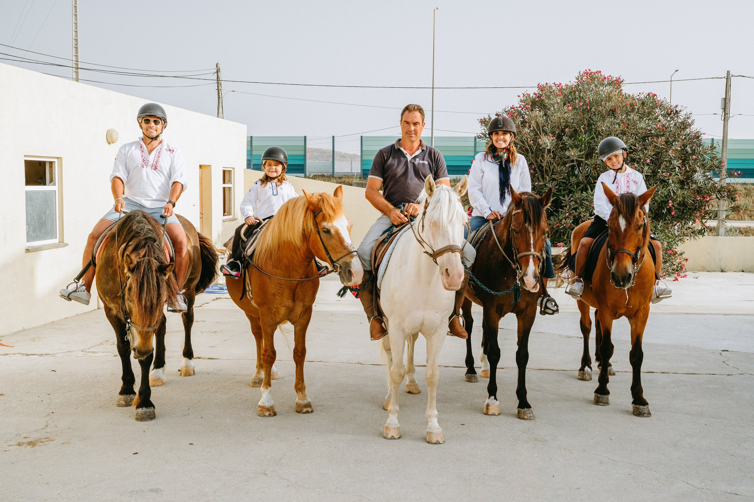 Marlene & Tiago com filhos. Passeios a Cavalo na Praia Peniche | Eco Salgados Agroturismo