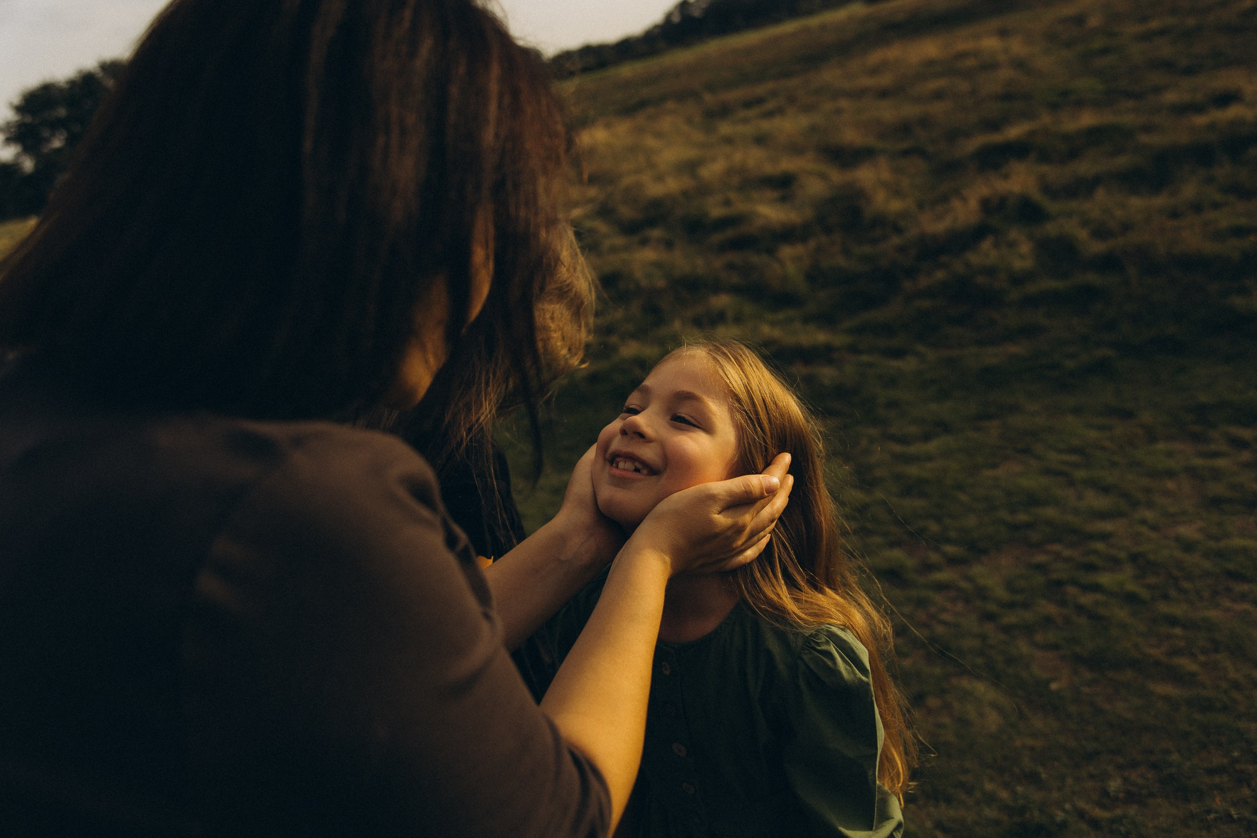 Mama und ihre zwei bezaubernden Töchter in einer familiären Fotosession. Familien & Hochzeitfotografin Nadja Holzmann