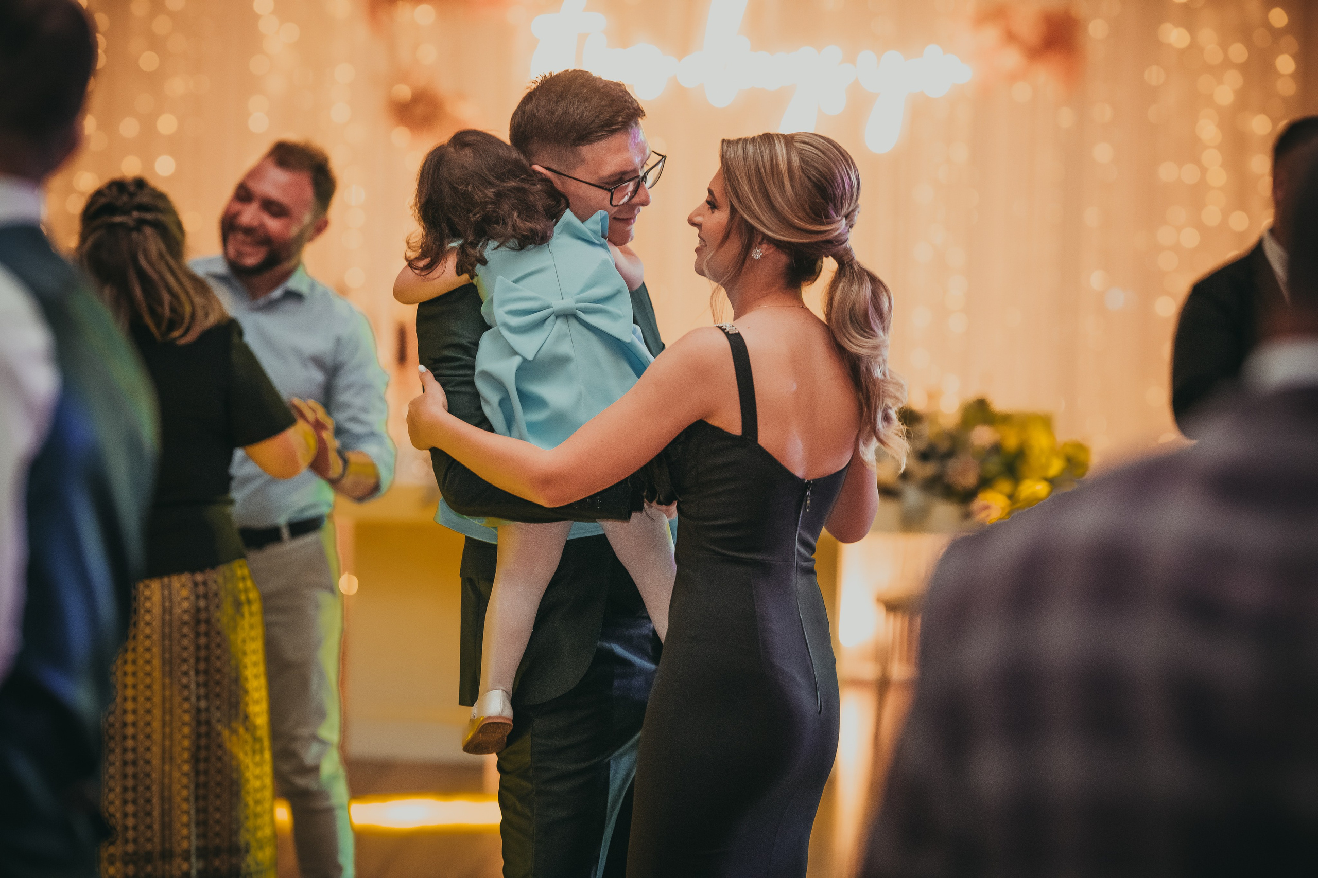 Fotograf profesionist de nuntă. Cu o abordare creativă și tehnici unice, spunem povestea voastră prin imagini pline de iubire și naturalețe. Descoperă arta fotografiei de nuntă . Fotograf Iasi, fotograf de nunta Suceava. Fotografii de nuntă. Pachet fotografii de nuntă. Fotograf Iasi, fotograf Suceava, fotograf Botosani, fotograf Romania. Servicii foto nuntă. Servicii foto-video.