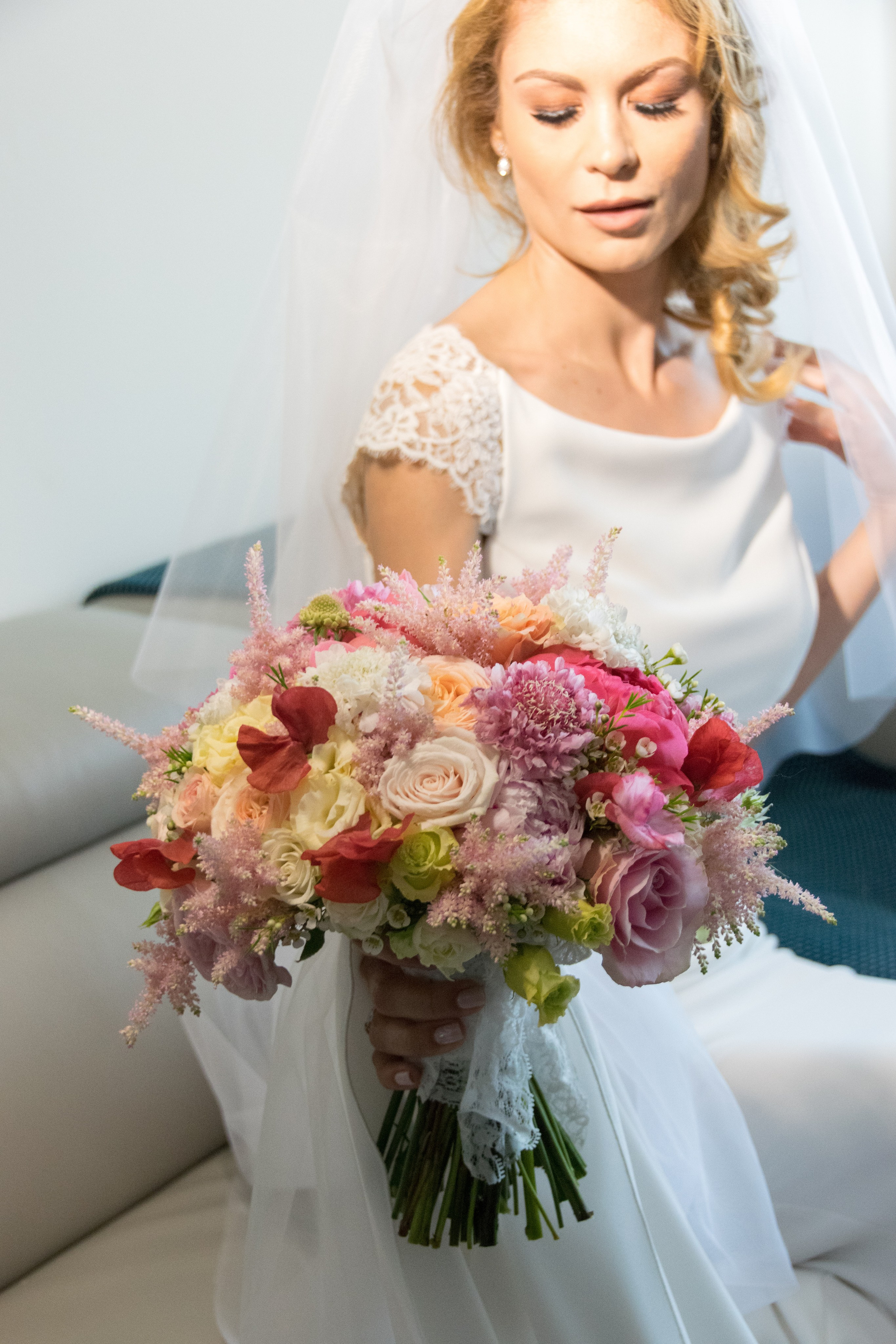 Fotografii de la nunta acasa, fotograf de nunta bucuresti, fotografii nunta la socri, pozing mireasa, obiceiuri, fotografie profesionala nunta, poze fashion, acasa la miri, pregatiri mireasa, foto mirele si mireasa