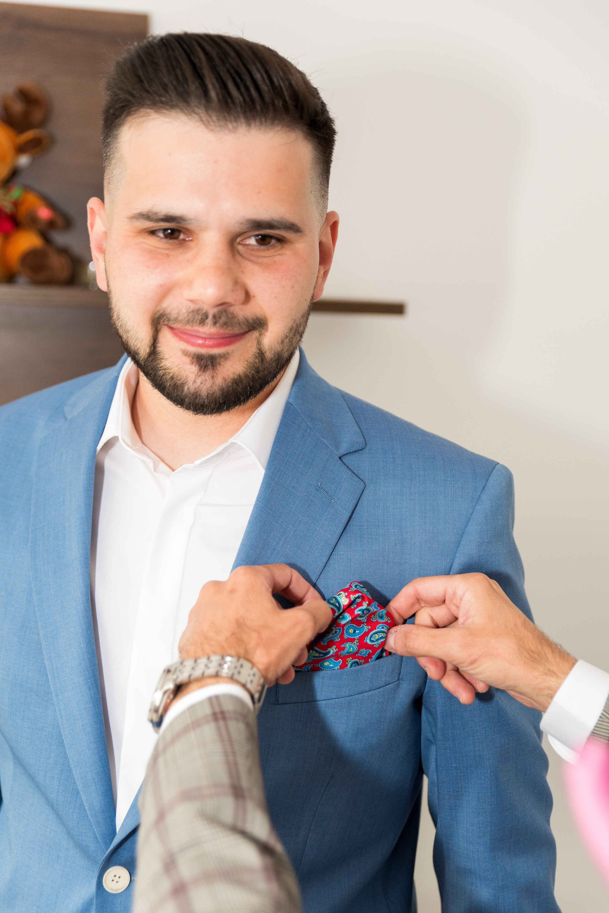 Sedinta foto acasa, fotografii de nunta, fotograf de nunta bucuresti, fotografii nunta acasa, pozing mireasa, obiceiuri, fotografie profesionala nunta, mirele, costum de mire, ginerica