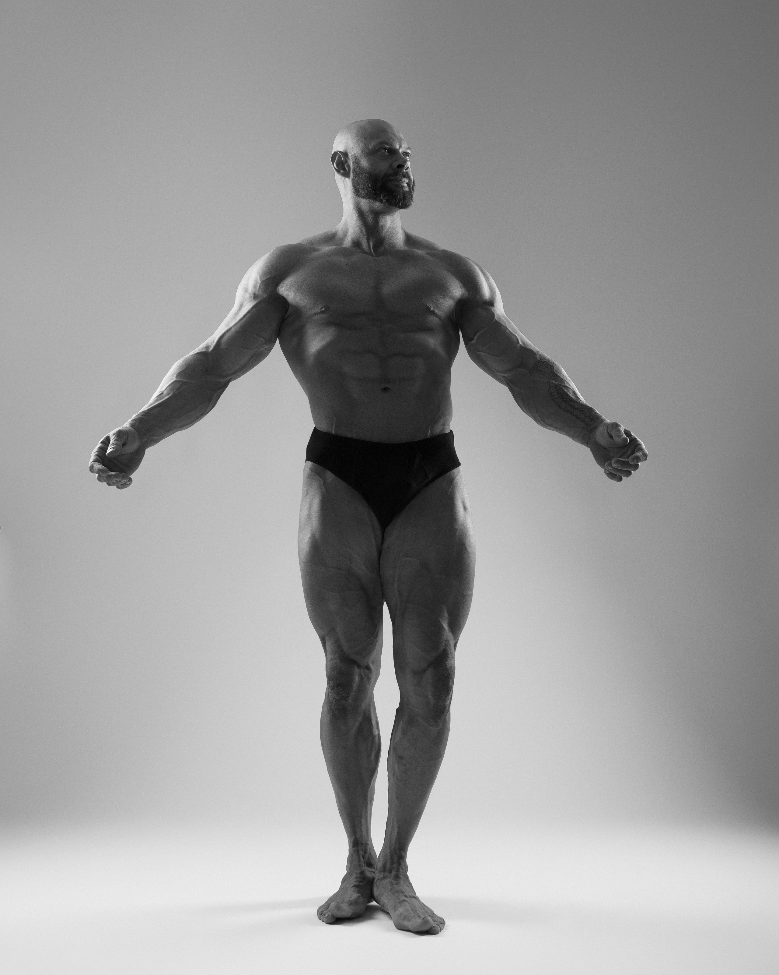 Dynamische Pose von Alex – Muskelkraft im Fokus