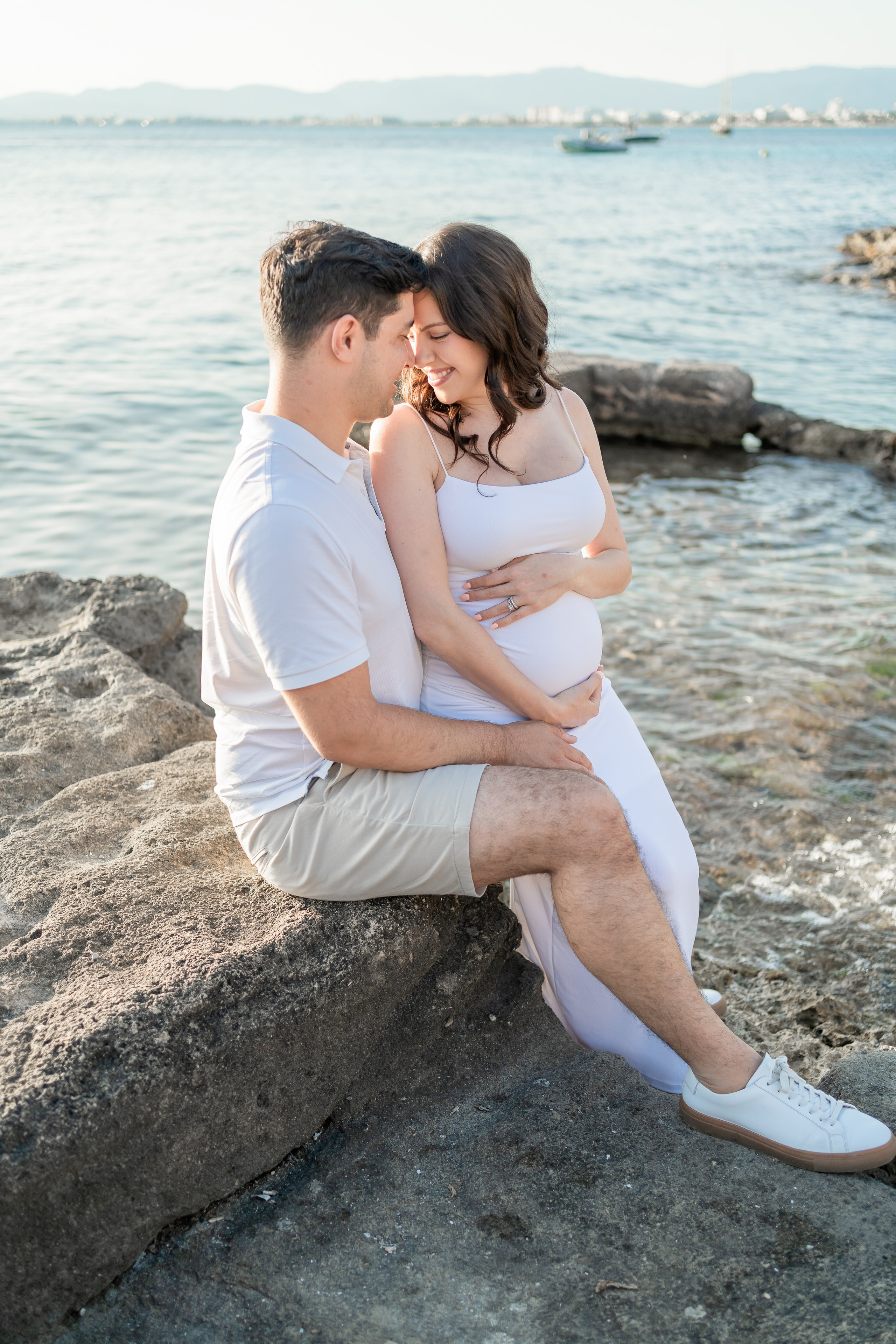 Maternity Photoshoot by the Sea in Mallorca – Natural & Timeless Moments. Deine Fotografin auf Mallorca für Familien und Business
