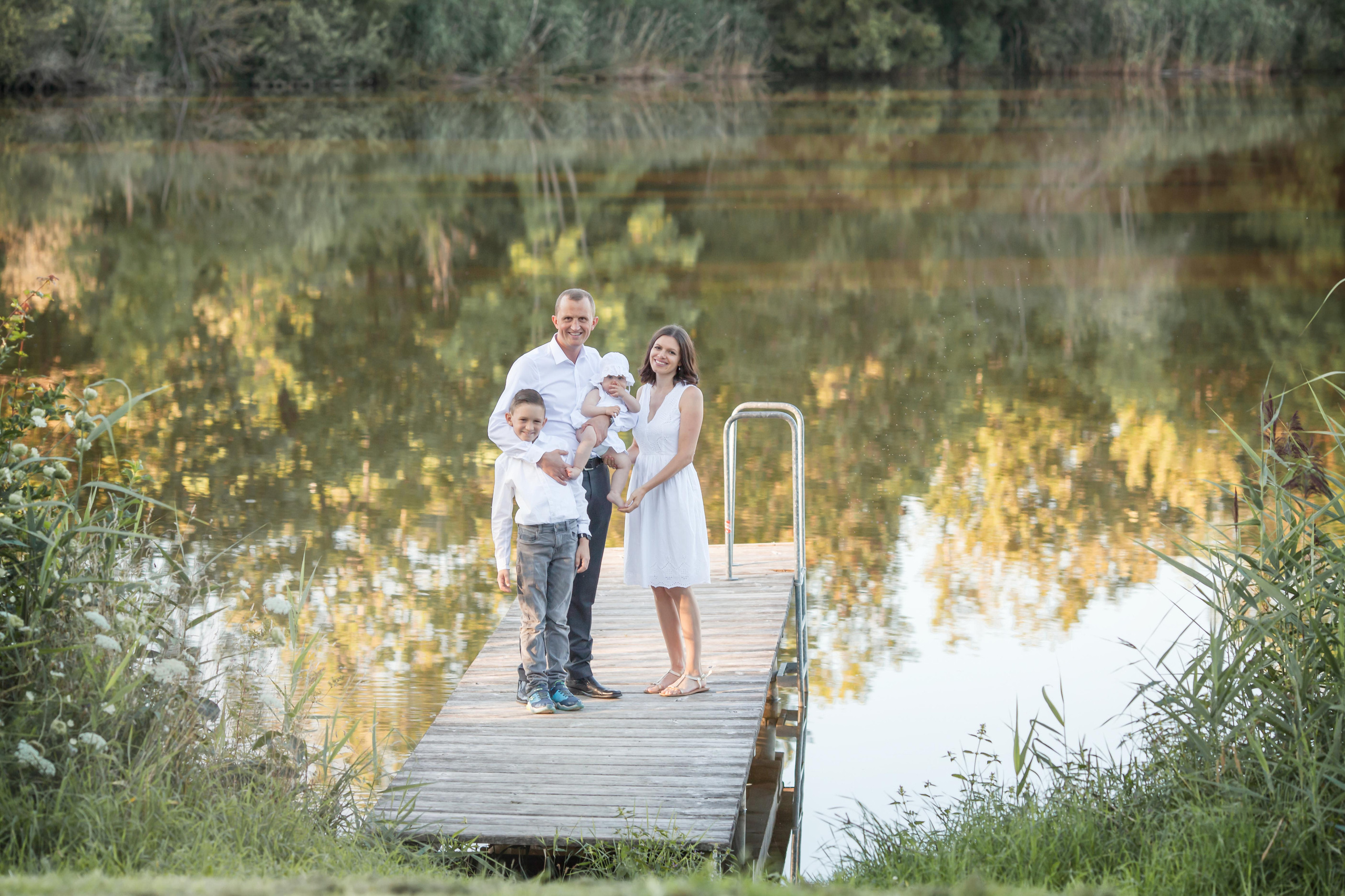 Familienfotografie Lindenberg, Familienfotograf Allgäu, Familien Fotoshooting Bayern, Kinder und Eltern Fotoshooting Lindenberg, Familienportraits Allgäu, Professionelle Familienfotografie Bayern, Familienfotos draußen Lindenberg, Familienbilder drinnen Allgäu, Outdoor Familienfotos Bayern, Familienshooting Lindenberg