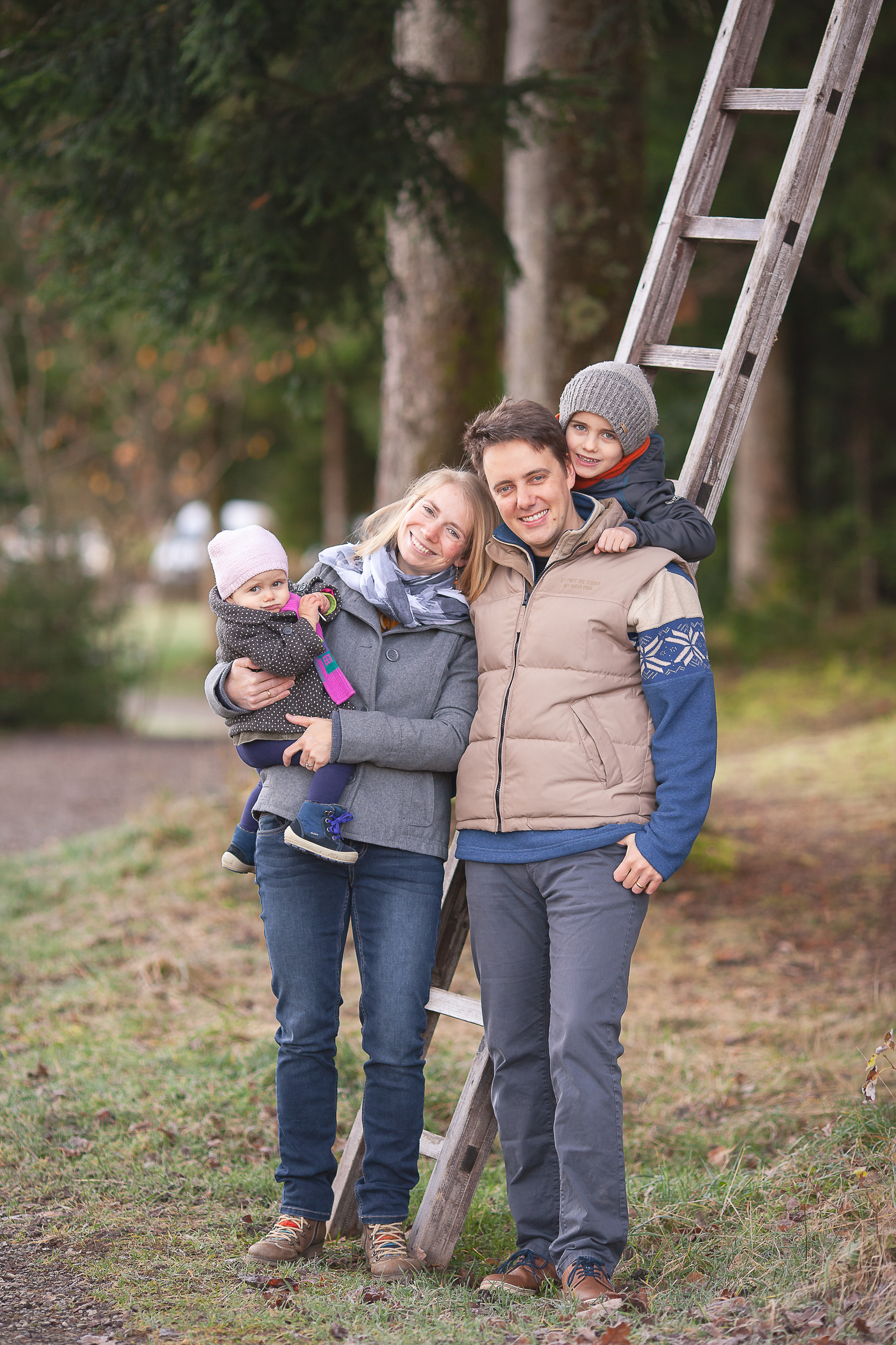 Familienfotografie Lindenberg, Familienfotograf Allgäu, Familien Fotoshooting Bayern, Kinder und Eltern Fotoshooting Lindenberg, Familienportraits Allgäu, Professionelle Familienfotografie Bayern, Familienfotos draußen Lindenberg, Familienbilder drinnen Allgäu, Outdoor Familienfotos Bayern, Familienshooting Lindenberg