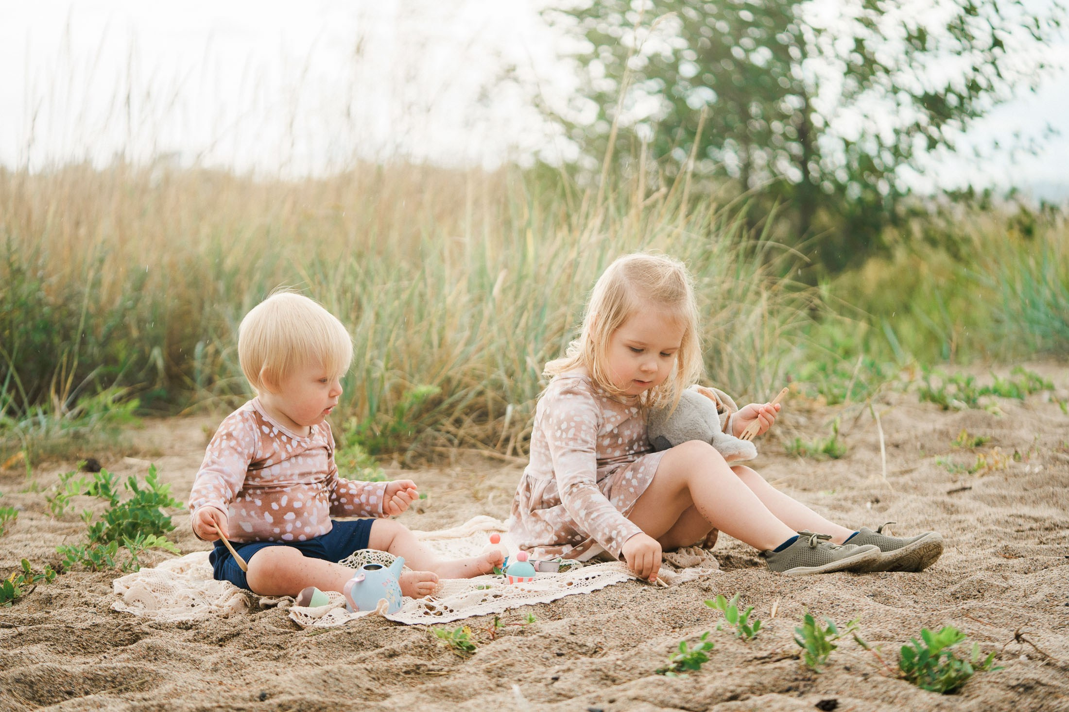 Perhekuvaus meren rannalla