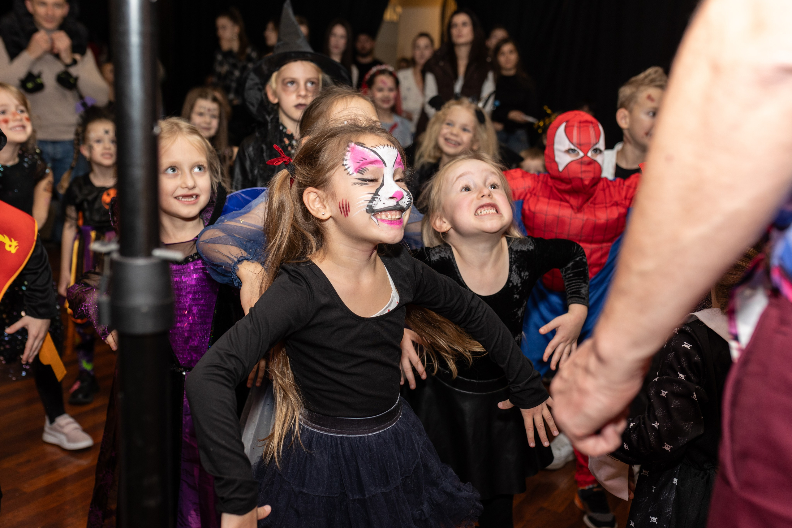 Leo dance studio Helloween 2025. Семейный и детский фотограф в Варшаве Мила Бобровская