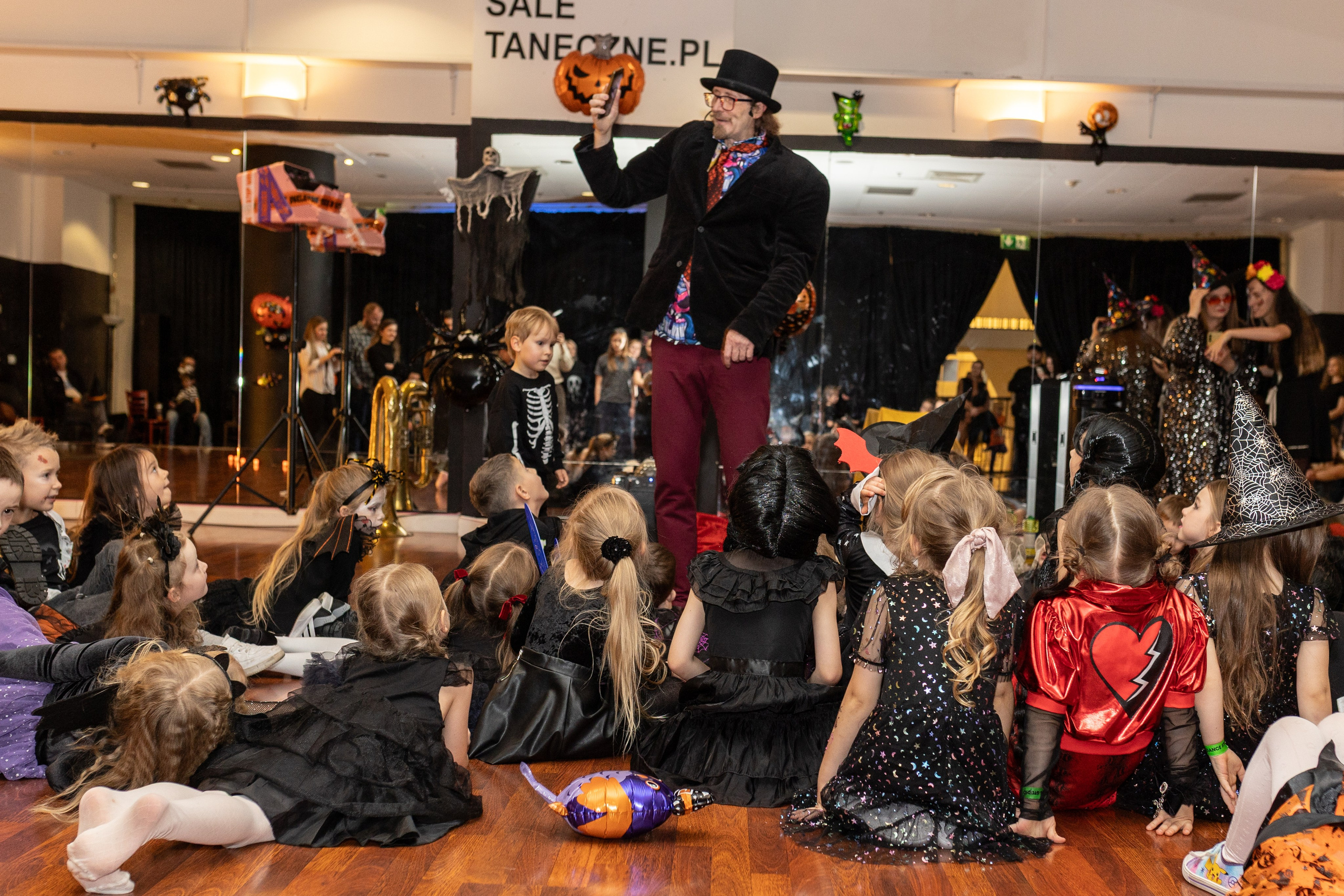 Leo dance studio Helloween 2025. Семейный и детский фотограф в Варшаве Мила Бобровская