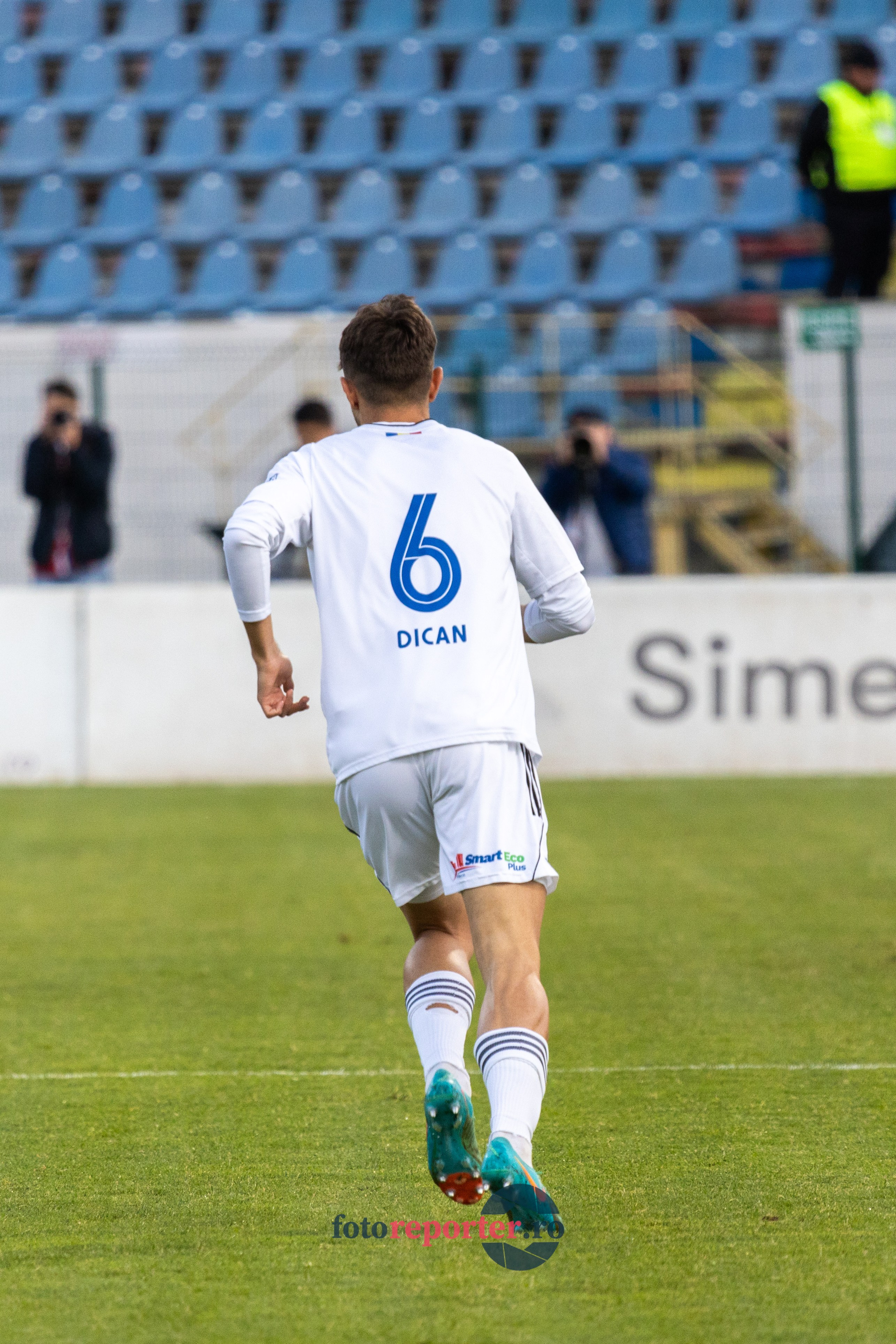 Galerie Foto: FC Botoșani vs. CS Mioveni - Pe 17 mai 2024, am fost martorii unei partide incredibile între FC Botoșani și CS Mioveni, în prima manșă a barajului pentru evitarea retrogradării. În fața unui stadion plin de emoție și speranță, echipa noastră a obținut o victorie importantă, cu un gol marcat de Aldair în minutul 93. 💪 *FC Botoșani 1-0 CS Mioveni*⚽️ Urmăriți momentele cheie ale meciului și bucuria suporterilor în această galerie foto! Pregătiți-vă pentru meciul de retur de pe 24 mai, când vom lupta din nou pentru a rămâne în prima ligă.#FCBotoșani #CSMioveni #BarajRetrogradare #ForzaBotoșani 