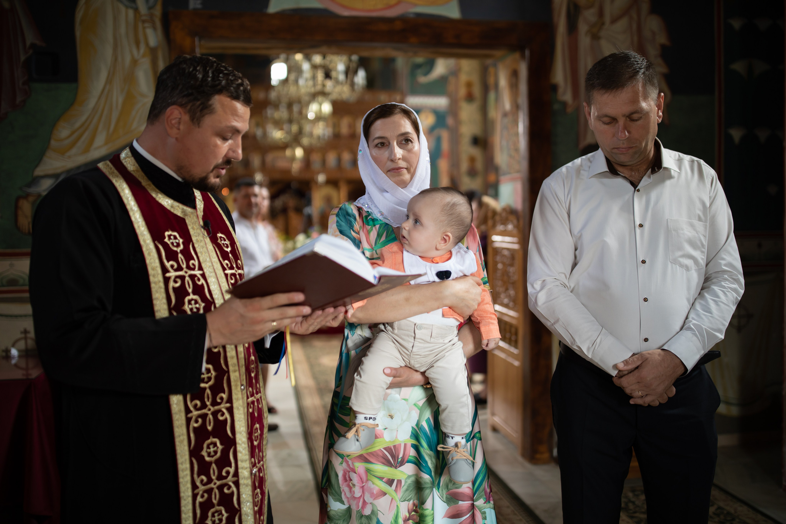 “Bebeluș botezat în biserică, ținut în brațe de nași”	•	“Detaliu cu lumânarea de botez decorată cu flori albe”	•	“Părinți emoționați alături de copilul lor la ceremonia de botez”	•	“Masa festivă de botez cu decor tematic și tort personalizat”	•	“Momentul în care preotul toarnă apă sfințită pe fruntea bebelușului”	“Bebeluș în rochie albă de botez, zâmbind în brațele mamei”	•	“Detaliu cu cruciulița de botez așezată pe o pernă de satin”	•	“Părinți și nași aprinzând lumânările în timpul ceremoniei de botez”	•	“Tort de botez decorat cu figurine tematice și numele copilului”	•	“Copil botezat dormind liniștit în pătuțul decorat festiv”	•	“Momentul în care preotul binecuvântează copilul în fața altarului”	•	“Invitați adunându-se în jurul mesei festive la petrecerea de botez”	•	“Bebeluș ținând în mână o jucărie personalizată primită la botez”	•	“Familie fericită pozând împreună după ceremonia de botez”	•	“Decor tematic cu baloane și flori la locația petrecerii de botez” fotograf Botoșani fotograf evenimente fotograf botez Alin Chirila fotograf alinofotostudio,- Preotul ținându-l pe micuțul Mathias Gabriel la botez, în biserica Înălțarea Domnului, Copălău  - Detalii de la botezul lui Mathias – lumânare, trusou și icoană  - Familia lui Mathias Gabriel alături de micuț, în ziua botezului  - Portret emoționant cu mama și bebelușul în brațe, în biserică,fotograf profesionist evenimente Botoșani, Iași, Suceava, Fălticeni, Bacău, Pașcani, Roman - AlinoFotoStudio by Alin Chirilă - servicii foto nuntă, botez, cununie, ședințe foto creative, albume personalizate, fotografii emoționante și calitative pentru cele mai importante momente din viață,fotograf nuntă Botoșani Alin Chirilă,  ședință foto botez Iași - AlinoFotoStudio,  servicii fotograf profesionist evenimente Suceava,  fotograf cununie civilă Fălticeni - Alin Chirilă,  album foto nuntă personalizat Bacău.“Bebeluș botezat în biserică, ținut în brațe de nași”	•	“Detaliu cu lumânarea de botez decorată cu flori albe”	•	“Părinți emoționați alături de copilul lor la ceremonia de botez”	•	“Masa festivă de botez cu decor tematic și tort personalizat”	•	“Momentul în care preotul toarnă apă sfințită pe fruntea bebelușului”	“Bebeluș în rochie albă de botez, zâmbind în brațele mamei”	•	“Detaliu cu cruciulița de botez așezată pe o pernă de satin”	•	“Părinți și nași aprinzând lumânările în timpul ceremoniei de botez”	•	“Tort de botez decorat cu figurine tematice și numele copilului”	•	“Copil botezat dormind liniștit în pătuțul decorat festiv”	•	“Momentul în care preotul binecuvântează copilul în fața altarului”	•	“Invitați adunându-se în jurul mesei festive la petrecerea de botez”	•	“Bebeluș ținând în mână o jucărie personalizată primită la botez”	•	“Familie fericită pozând împreună după ceremonia de botez”	•	“Decor tematic cu baloane și flori la locația petrecerii de botez” fotograf Botoșani fotograf evenimente fotograf botez Alin Chirila fotograf alinofotostudio.fotograf botez Amelis Maria, fotografie botez Botoșani, fotograf Alin Chirilă, amintiri botez, fotografii botez, botez Amelis Maria, fotograf copii, fotografie botez în Botoșani,