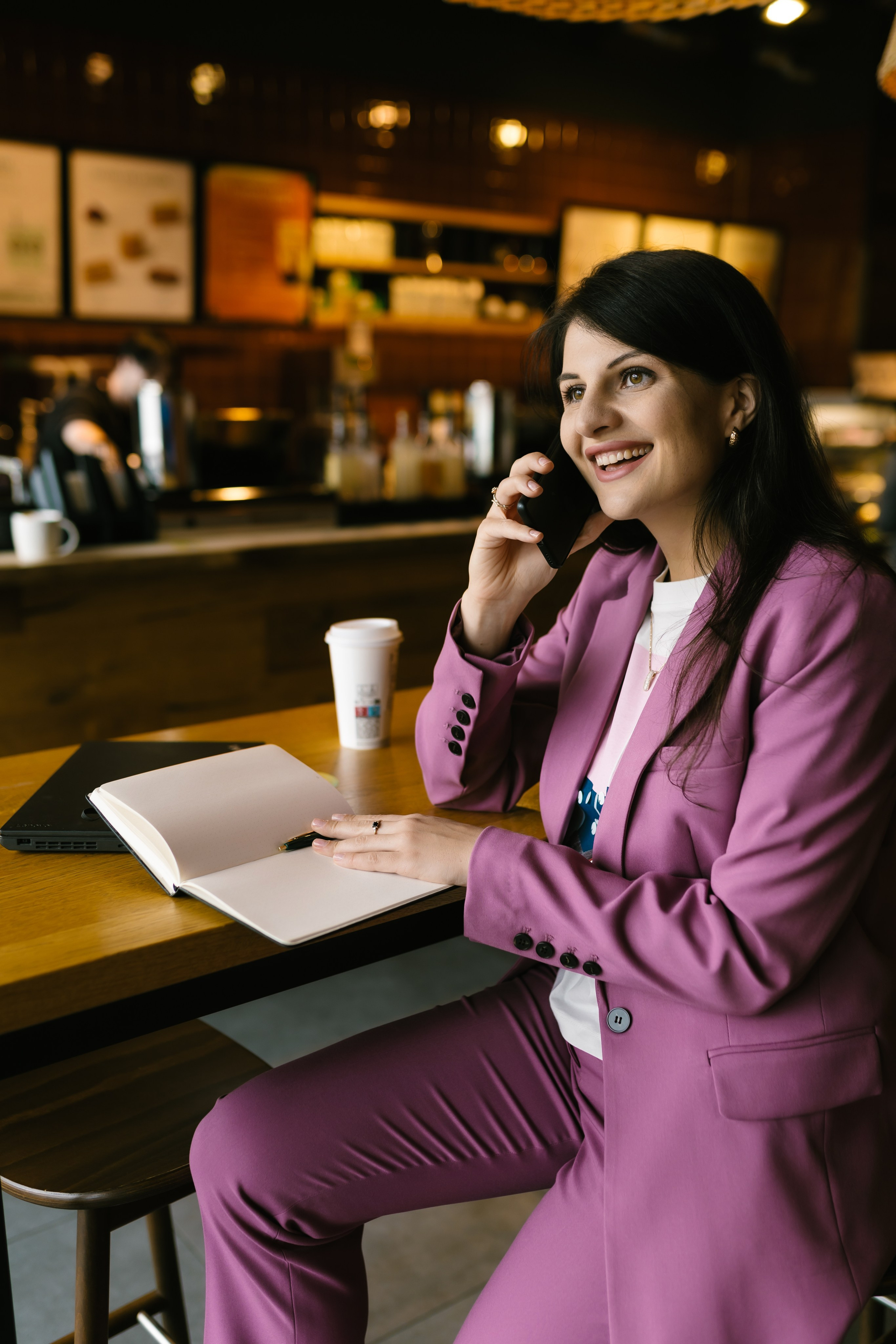 Frauenporträt eines Coaches, die in einem ruhigen Raum Gespräche führt