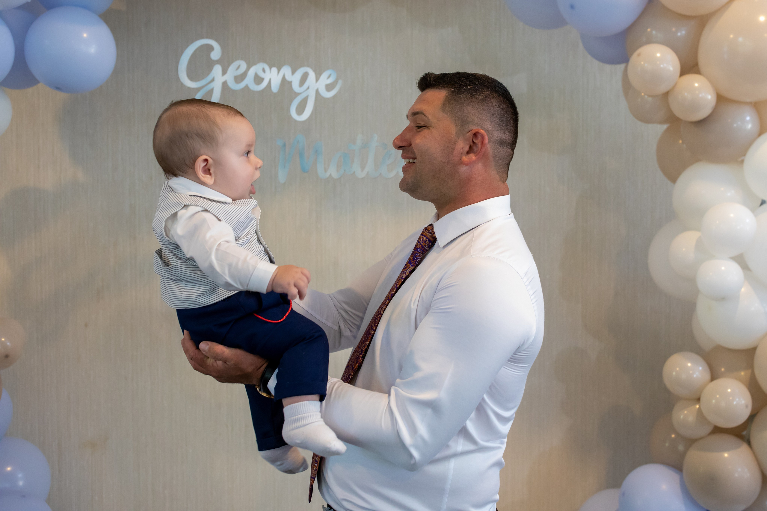 “Bebeluș botezat în biserică, ținut în brațe de nași”	•	“Detaliu cu lumânarea de botez decorată cu flori albe”	•	“Părinți emoționați alături de copilul lor la ceremonia de botez”	•	“Masa festivă de botez cu decor tematic și tort personalizat”	•	“Momentul în care preotul toarnă apă sfințită pe fruntea bebelușului”	“Bebeluș în rochie albă de botez, zâmbind în brațele mamei”	•	“Detaliu cu cruciulița de botez așezată pe o pernă de satin”	•	“Părinți și nași aprinzând lumânările în timpul ceremoniei de botez”	•	“Tort de botez decorat cu figurine tematice și numele copilului”	•	“Copil botezat dormind liniștit în pătuțul decorat festiv”	•	“Momentul în care preotul binecuvântează copilul în fața altarului”	•	“Invitați adunându-se în jurul mesei festive la petrecerea de botez”	•	“Bebeluș ținând în mână o jucărie personalizată primită la botez”	•	“Familie fericită pozând împreună după ceremonia de botez”	•	“Decor tematic cu baloane și flori la locația petrecerii de botez” fotograf Botoșani fotograf evenimente fotograf botez Alin Chirila fotograf alinofotostudio,- Preotul ținându-l pe micuțul Mathias Gabriel la botez, în biserica Înălțarea Domnului, Copălău  - Detalii de la botezul lui Mathias – lumânare, trusou și icoană  - Familia lui Mathias Gabriel alături de micuț, în ziua botezului  - Portret emoționant cu mama și bebelușul în brațe, în biserică,fotograf profesionist evenimente Botoșani, Iași, Suceava, Fălticeni, Bacău, Pașcani, Roman - AlinoFotoStudio by Alin Chirilă - servicii foto nuntă, botez, cununie, ședințe foto creative, albume personalizate, fotografii emoționante și calitative pentru cele mai importante momente din viață,fotograf nuntă Botoșani Alin Chirilă,  ședință foto botez Iași - AlinoFotoStudio,  servicii fotograf profesionist evenimente Suceava,  fotograf cununie civilă Fălticeni - Alin Chirilă,  album foto nuntă personalizat Bacău.“Bebeluș botezat în biserică, ținut în brațe de nași”	•	“Detaliu cu lumânarea de botez decorată cu flori albe”	•	“Părinți emoționați alături de copilul lor la ceremonia de botez”	•	“Masa festivă de botez cu decor tematic și tort personalizat”	•	“Momentul în care preotul toarnă apă sfințită pe fruntea bebelușului”	“Bebeluș în rochie albă de botez, zâmbind în brațele mamei”	•	“Detaliu cu cruciulița de botez așezată pe o pernă de satin”	•	“Părinți și nași aprinzând lumânările în timpul ceremoniei de botez”	•	“Tort de botez decorat cu figurine tematice și numele copilului”	•	“Copil botezat dormind liniștit în pătuțul decorat festiv”	•	“Momentul în care preotul binecuvântează copilul în fața altarului”	•	“Invitați adunându-se în jurul mesei festive la petrecerea de botez”	•	“Bebeluș ținând în mână o jucărie personalizată primită la botez”	•	“Familie fericită pozând împreună după ceremonia de botez”	•	“Decor tematic cu baloane și flori la locația petrecerii de botez” fotograf Botoșani fotograf evenimente fotograf botez Alin Chirila fotograf alinofotostudio.fotograf botez Amelis Maria, fotografie botez Botoșani, fotograf Alin Chirilă, amintiri botez, fotografii botez, botez Amelis Maria, fotograf copii, fotografie botez în Botoșani,